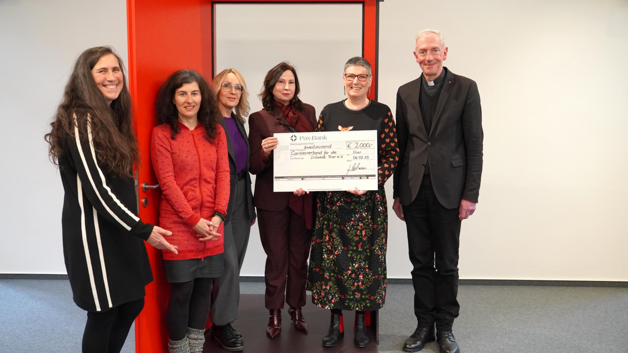 Freuen sich, dass mit dem Erlös aus dem Verkauf der Paulinus-Weihnachtskarte wohnungslose Frauen gestärkt werden: Andrea Ehses (DiCV Trier), Adriana Walther (Paulinus Verlag), Daniele Schwan (SkF Saarland), Birgit Brittnacher (SkF Saarland), Regina Bergmann (SkF Trier), Domkapitular Benedikt Welter (DiCV Trier).