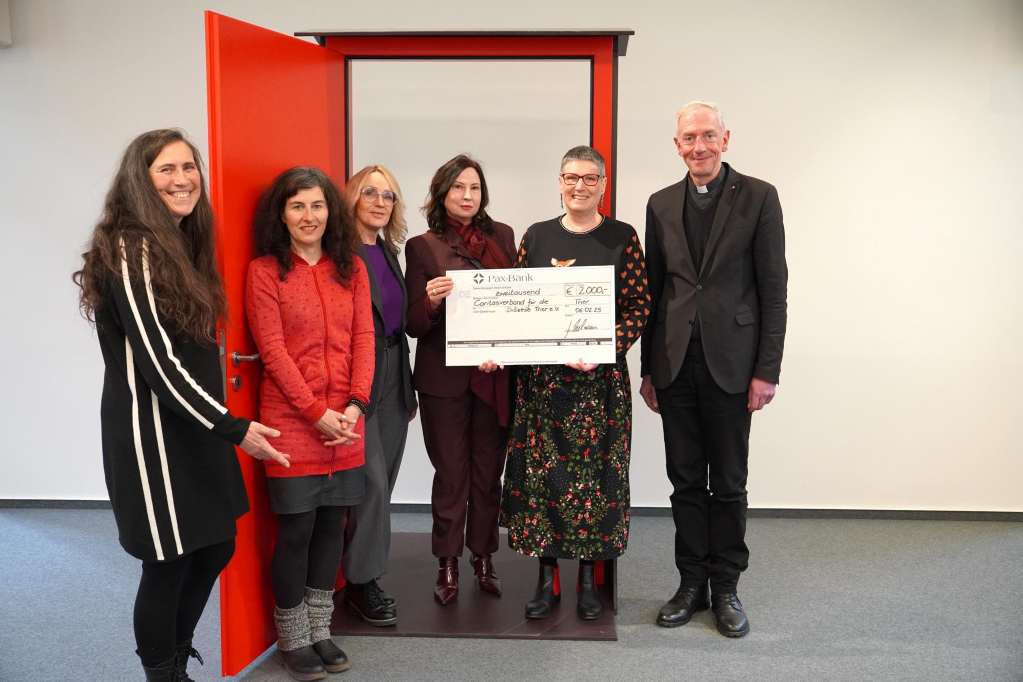 Freuen sich, dass mit dem Erlös aus dem Verkauf der Paulinus-Weihnachtskarte wohnungslose Frauen gestärkt werden: Andrea Ehses (DiCV Trier), Adriana Walther (Paulinus Verlag), Daniele Schwan (SkF Saarland), Birgit Brittnacher (SkF Saarland), Regina Bergmann (SkF Trier), Domkapitular Benedikt Welter (DiCV Trier).