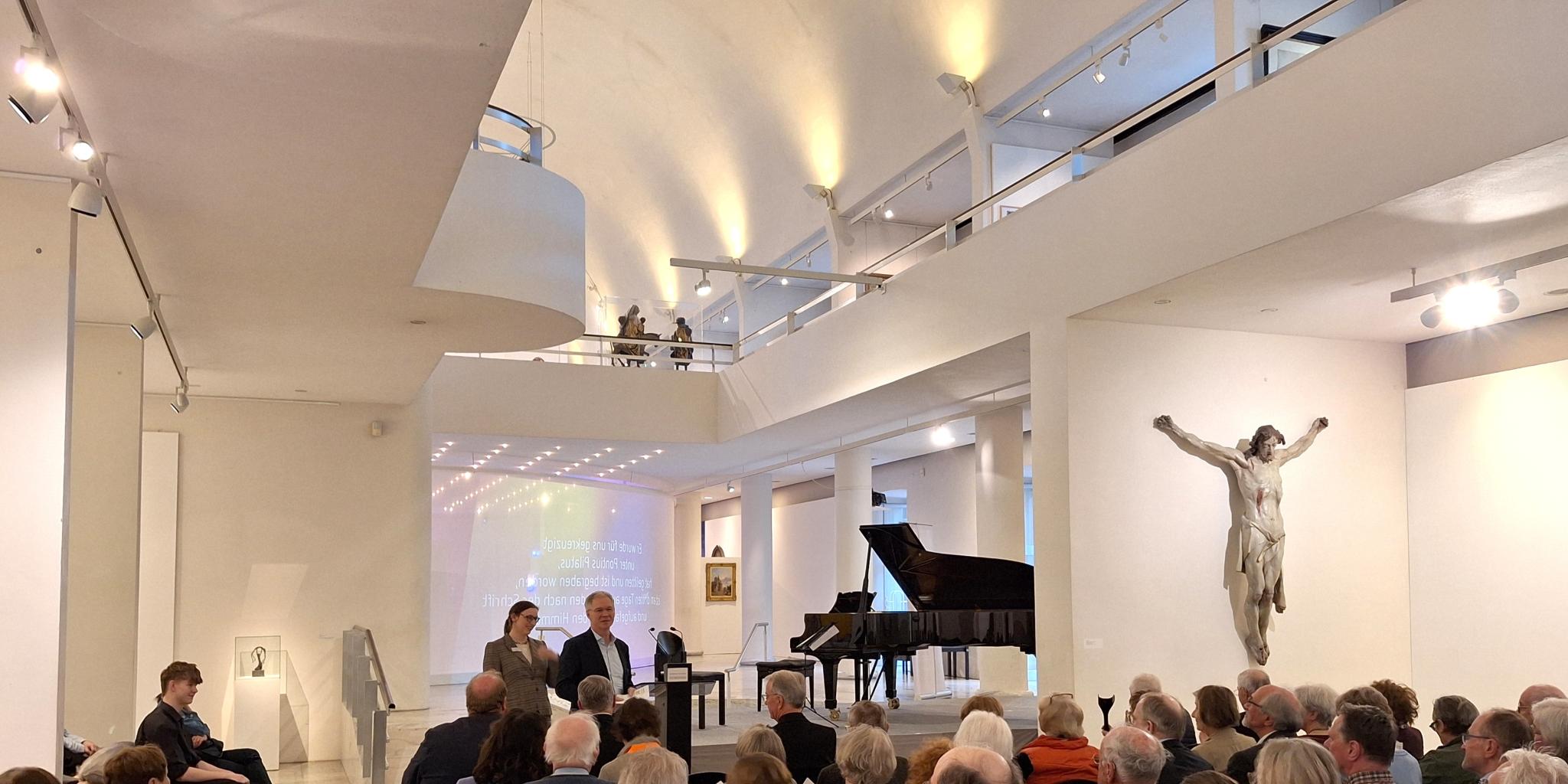 Der stellvertretende Museumsleiter Stefan Schu und die Kuratorin des Museums Kirstin Jakob bei der Begrüßung