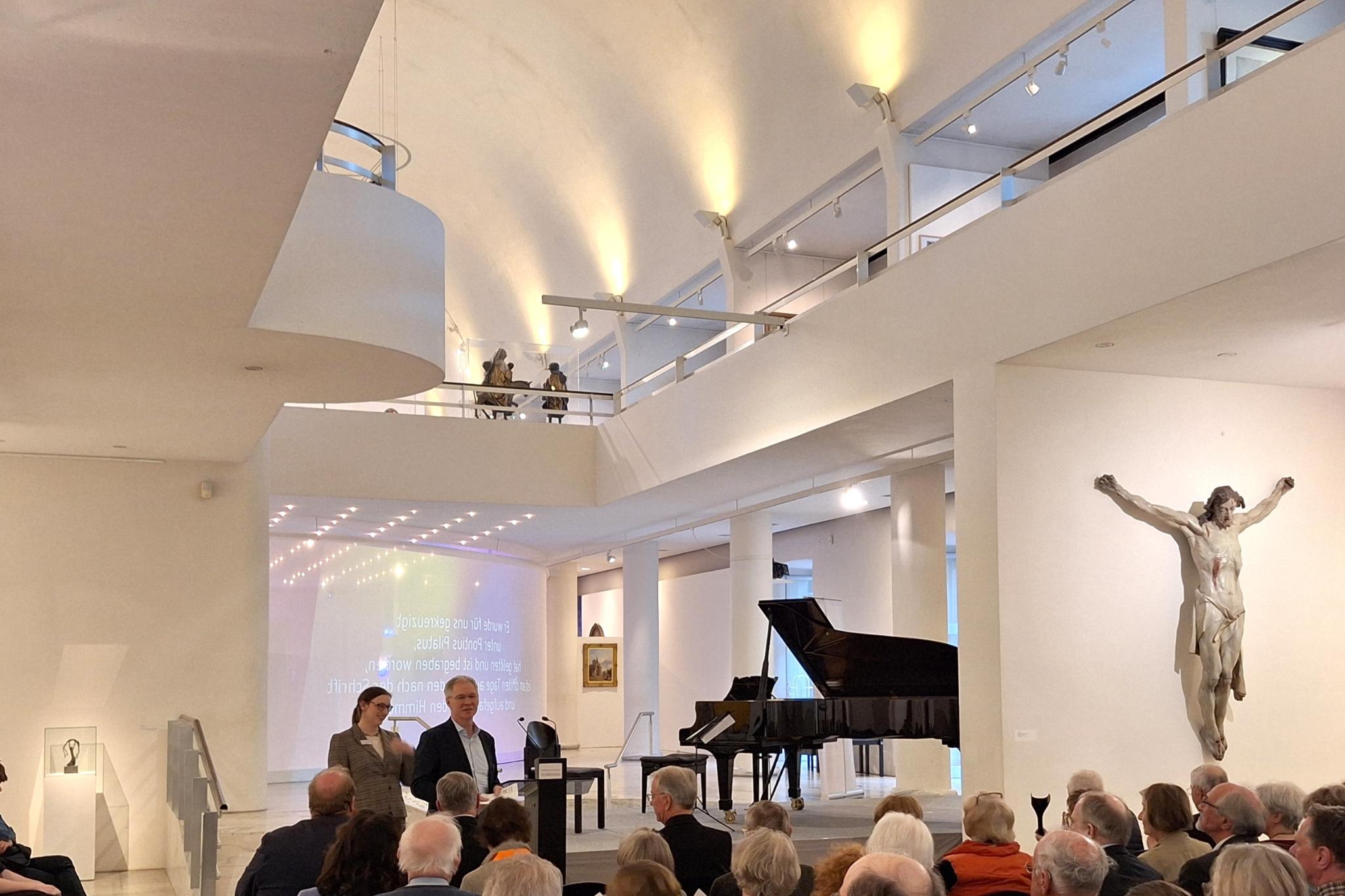 Der stellvertretende Museumsleiter Stefan Schu und die Kuratorin des Museums Kirstin Jakob bei der Begrüßung