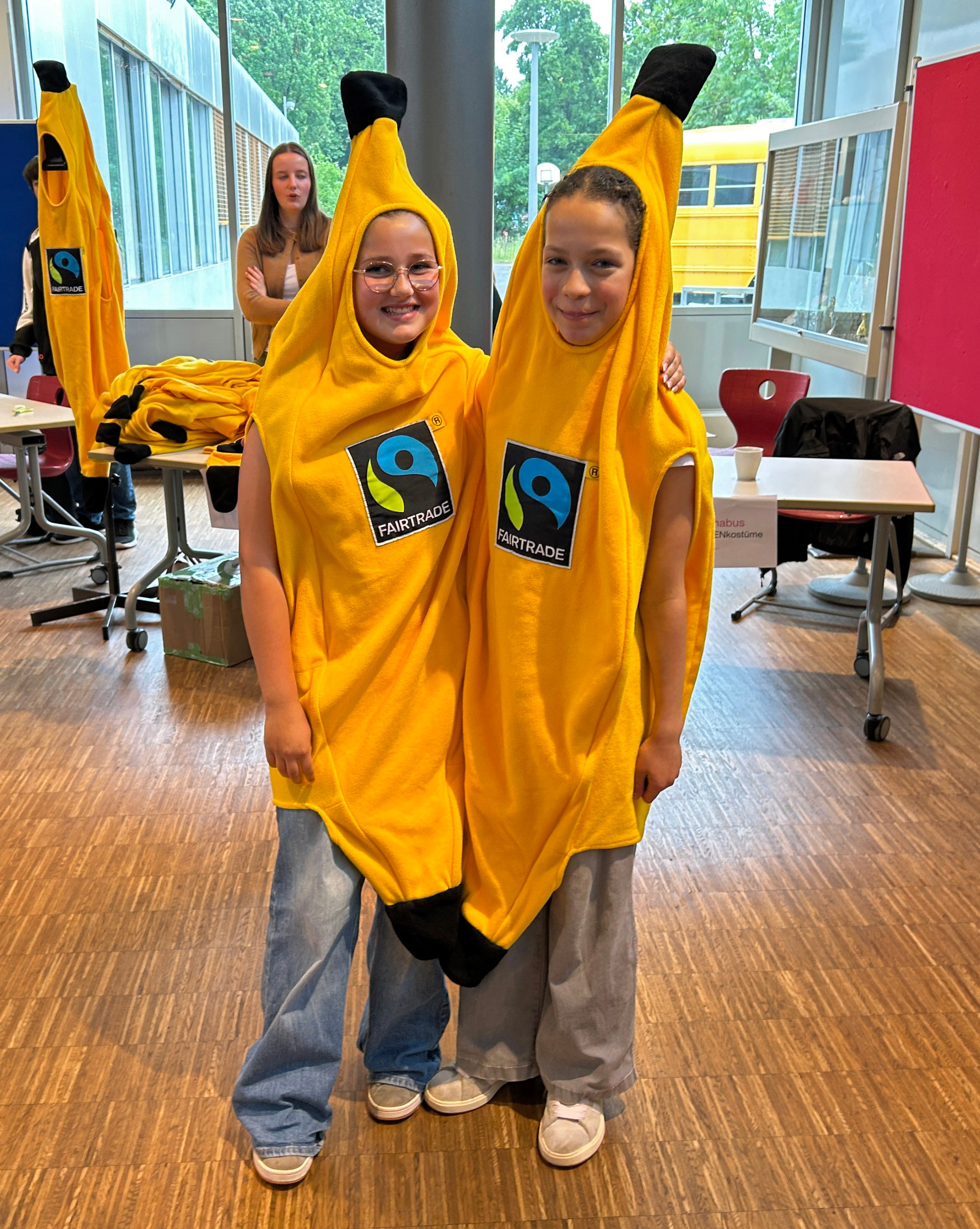 Pia (links) und Sofia probieren die Bananen-Kostüme von Fairtrade-Deutschland an.