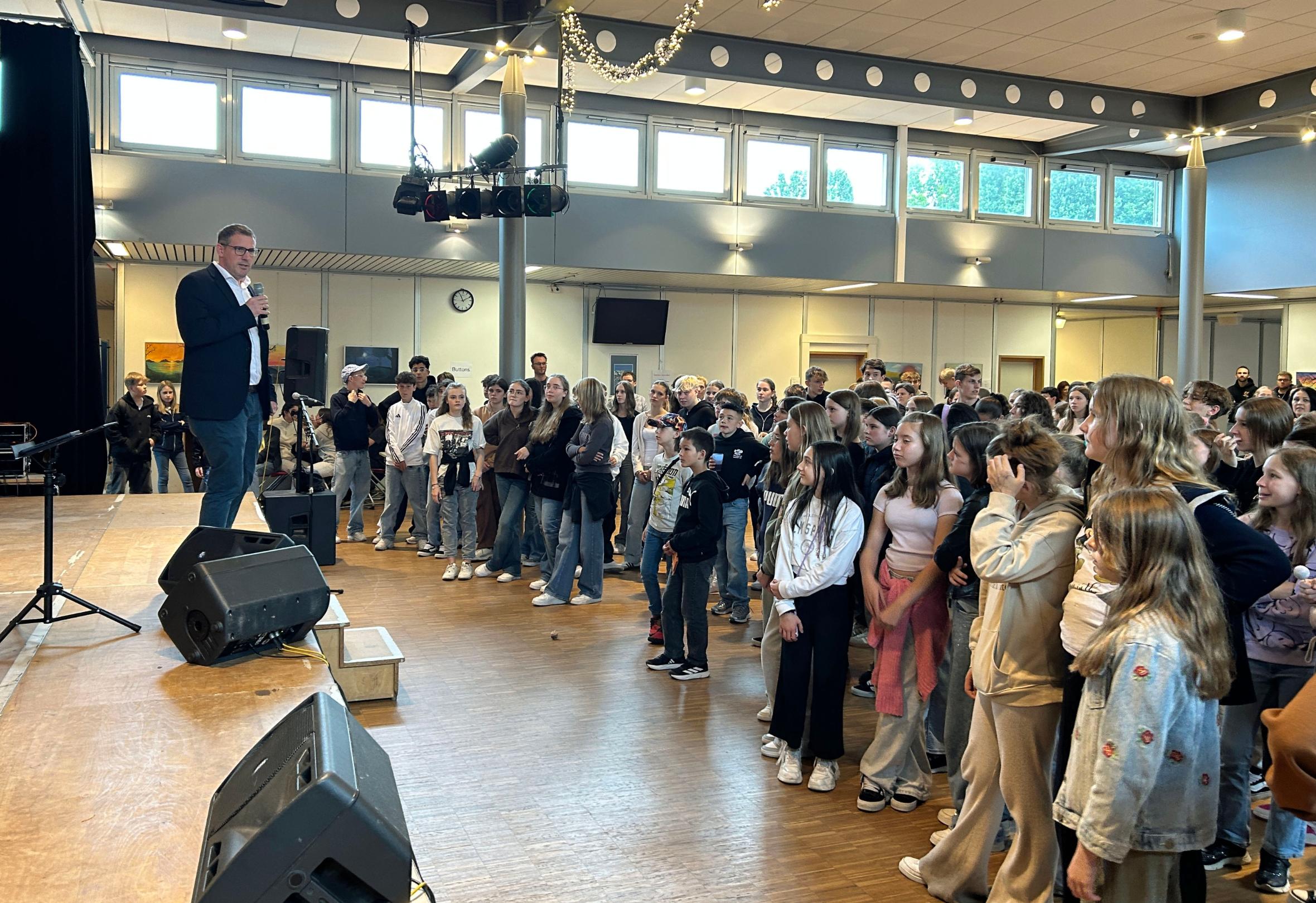 Schulleiter Stephan Arnold ruft die Schülerinnen und Schüler auf, sich weiter für Fairtrade zu engagieren.