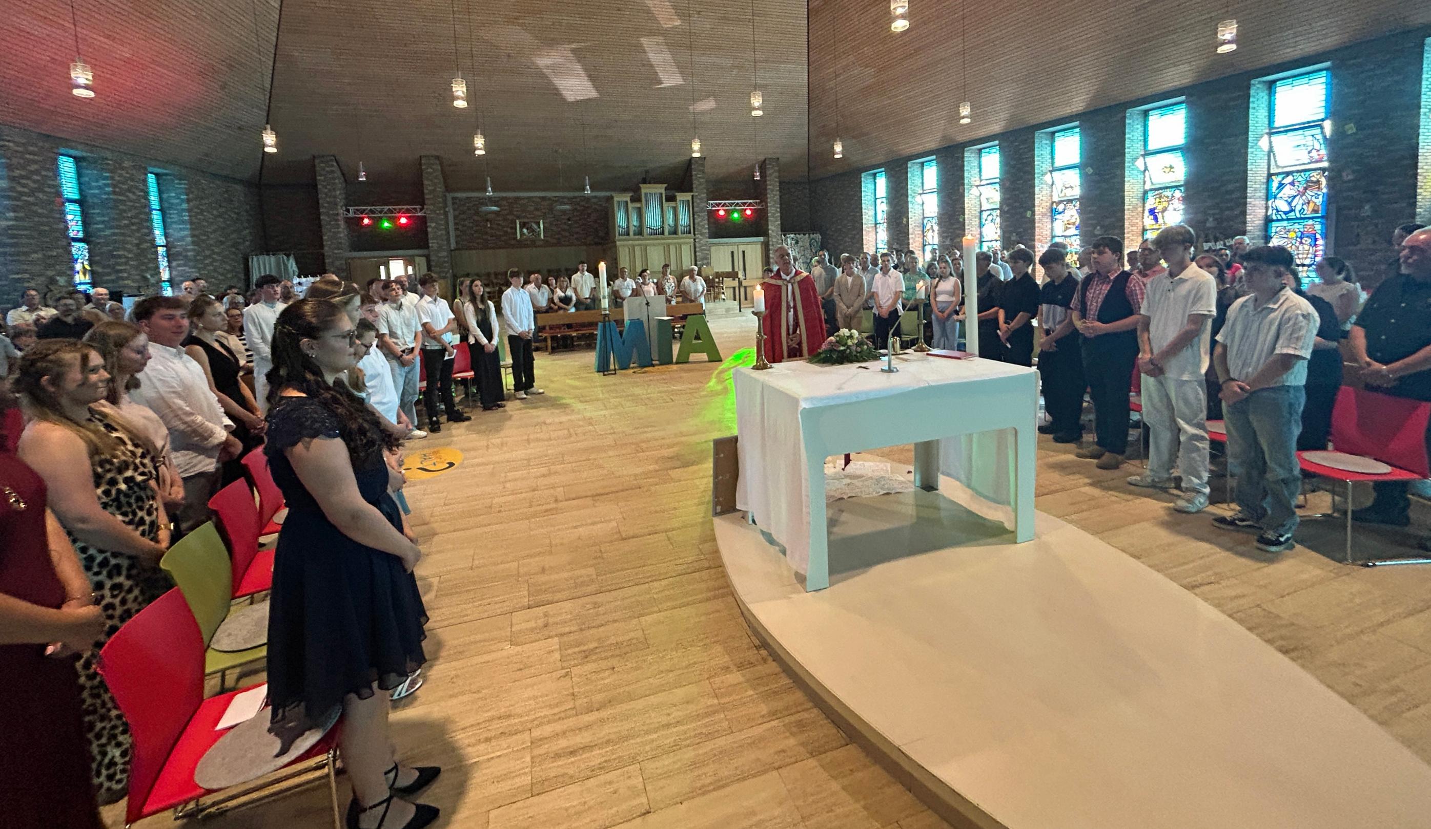 Weihbischof Jörg Peters spendet Jugendlichen in der Jugendkirche MIA in Weiskirchen-Rappweiler das Sakrament der Firmung.