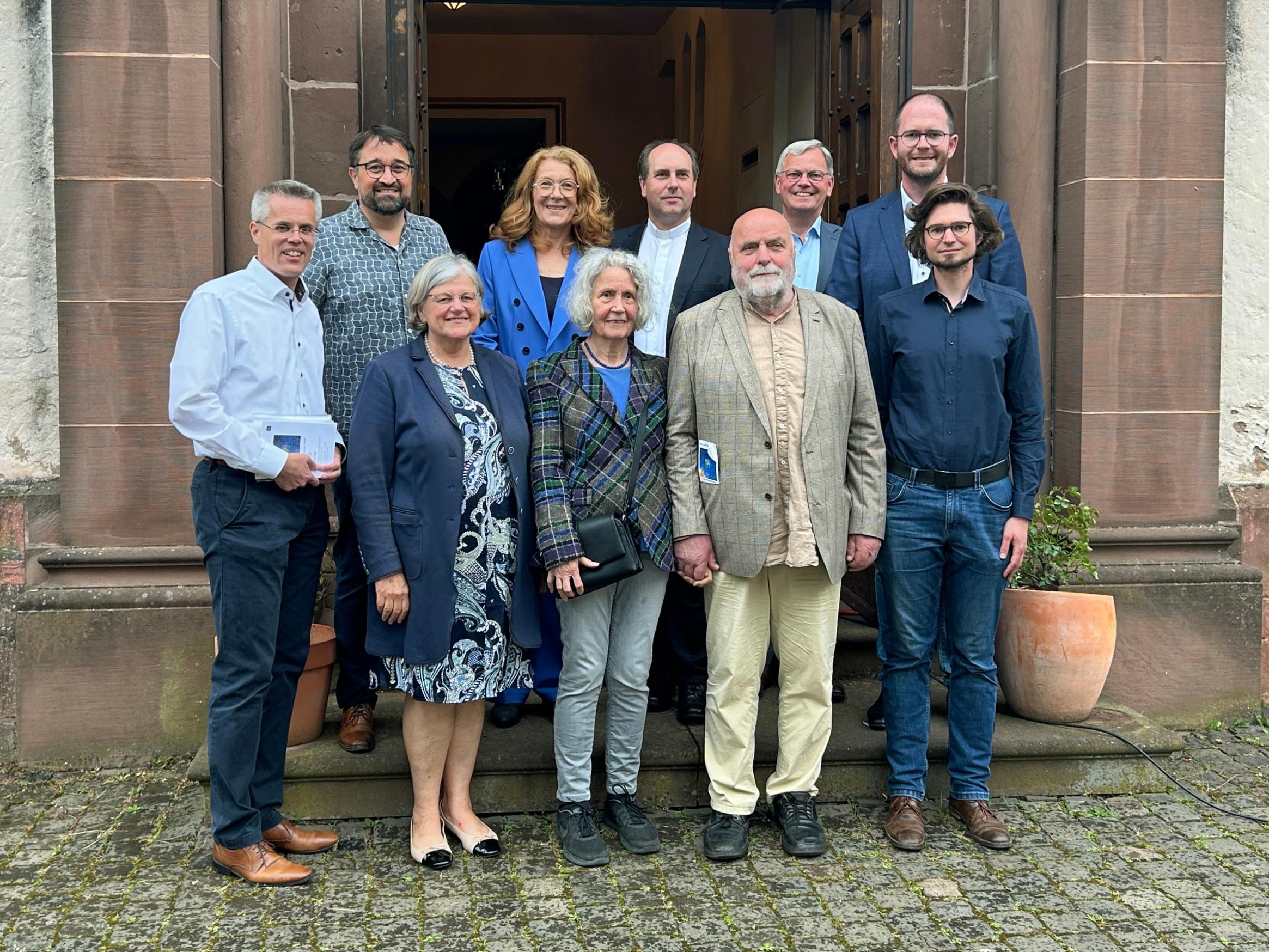 Hintere Reihe von links: Oberbürgermeister Marcus Hoffeld, Kooperator Michael Meyer, Umweltministerin Petra Berg, Dekan PatrikSchmidt, Generalvikar Ulrich von Plettenberg, Jugendpfarrer Thomas Hufschmidt. Vordere Reihe: Schirmherrin Dagmar Heib, Marliese und Uwe Appold, Philipp Kirsch (Leitungsteam Pastoraler Raum Merzig).