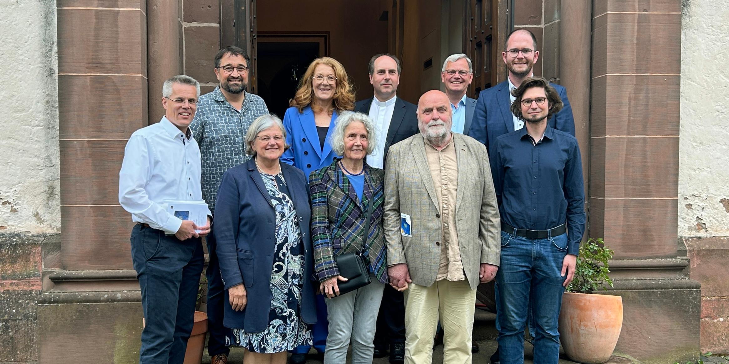 Hintere Reihe von links: Oberbürgermeister Marcus Hoffeld, Kooperator Michael Meyer, Umweltministerin Petra Berg, Dekan PatrikSchmidt, Generalvikar Ulrich von Plettenberg, Jugendpfarrer Thomas Hufschmidt. Vordere Reihe: Schirmherrin Dagmar Heib, Marliese und Uwe Appold, Philipp Kirsch (Leitungsteam Pastoraler Raum Merzig).