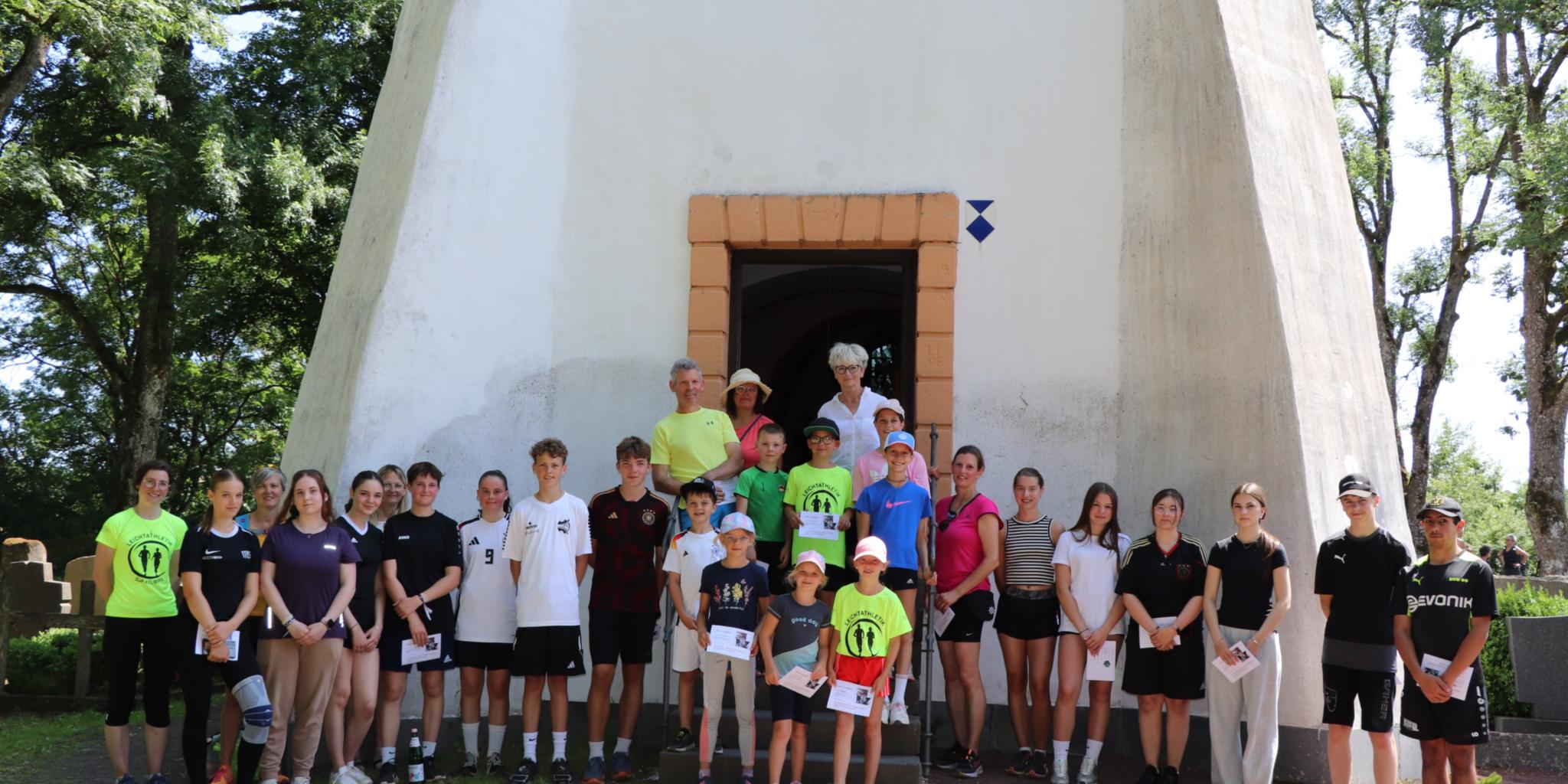 Die stolzen jungen und älteren Läuferinnen und Läufer