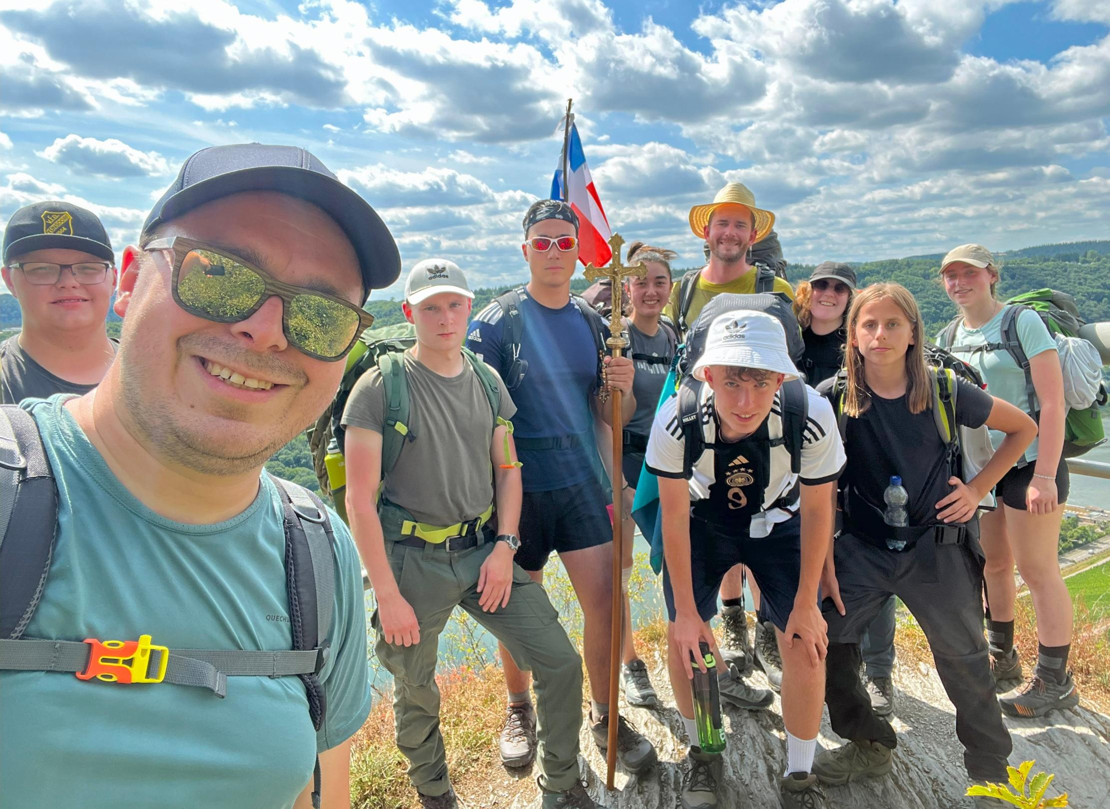 Junge Menschen posieren für ein Selfie für die Kamera