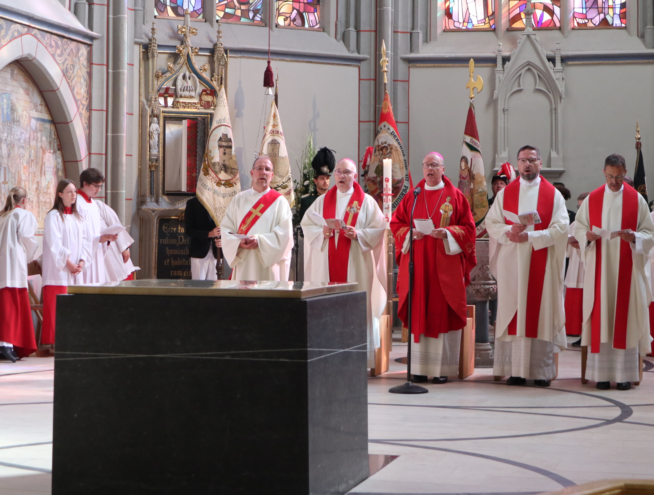 Zwei Linien sind in den neuen Altar, gestaltet von Eva von der Stein, eingearbeitet; eine zeigt den Wasserstand in der Nacht vom 14. auf den 15. Juli 2021 an.