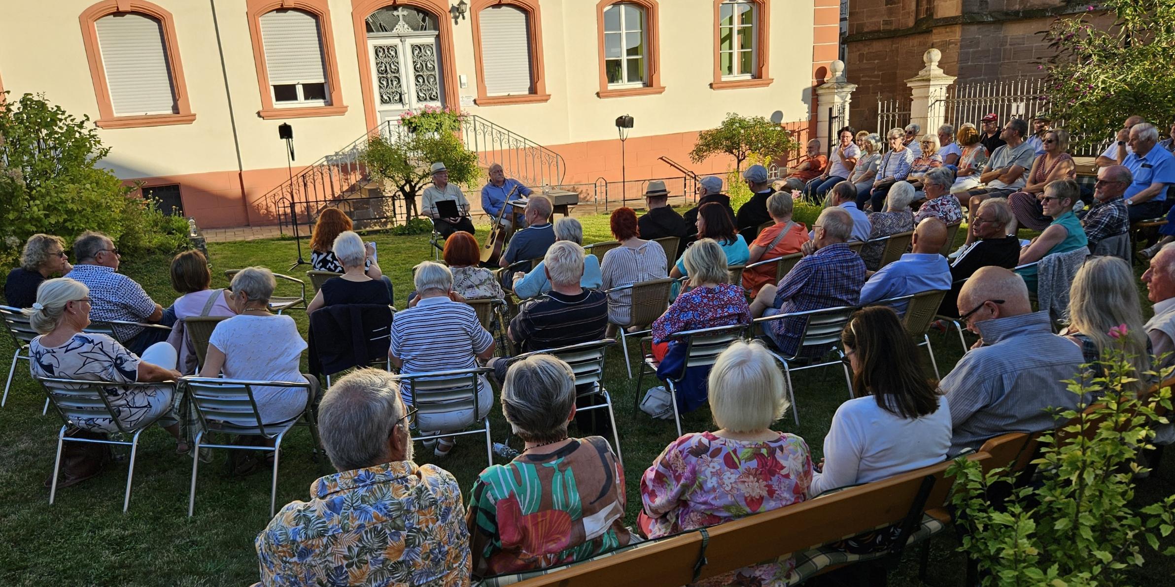 Die 'Gespräche im Pfarrgarten' waren gut besucht.
