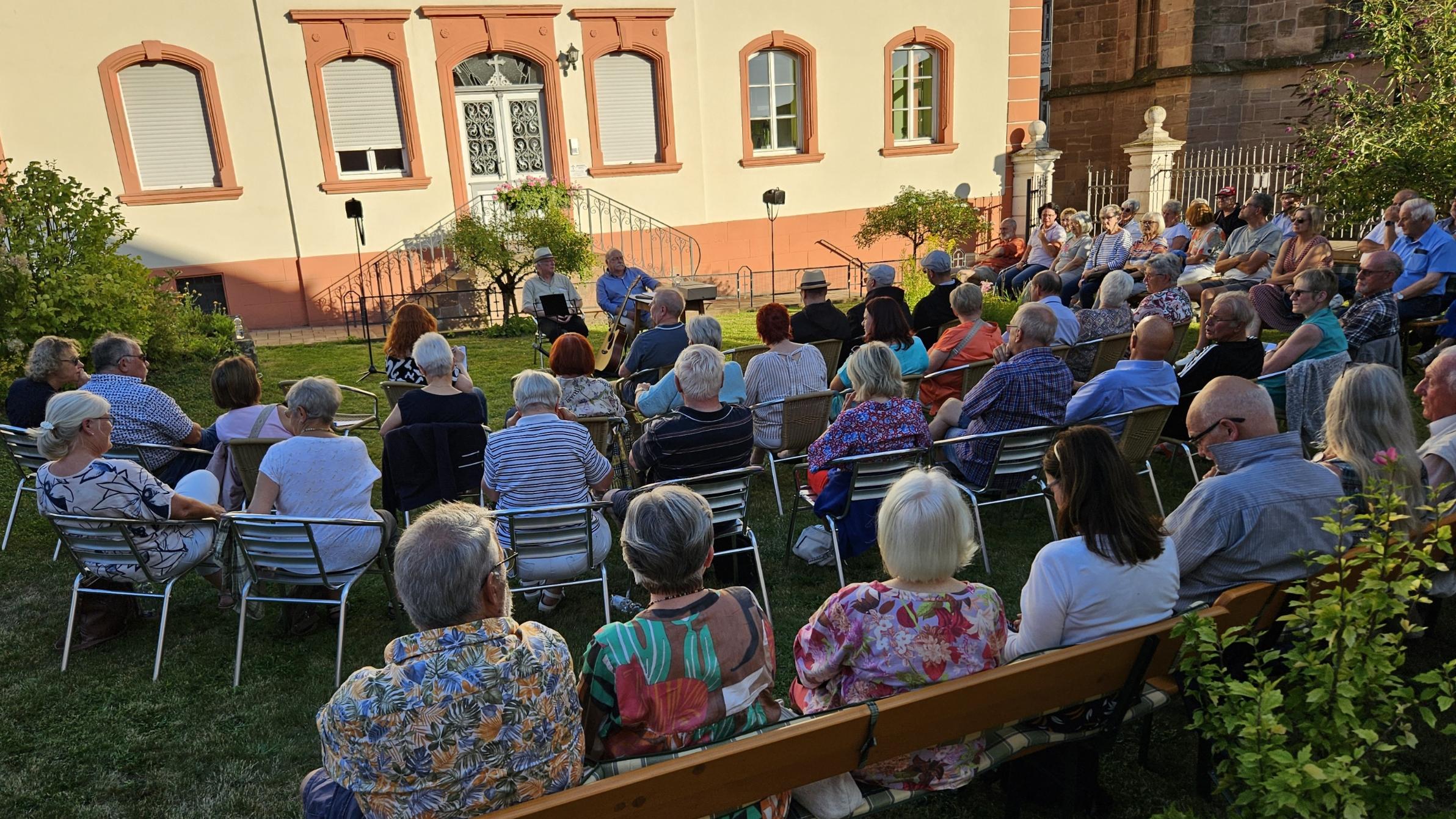 Die 'Gespräche im Pfarrgarten' waren gut besucht.