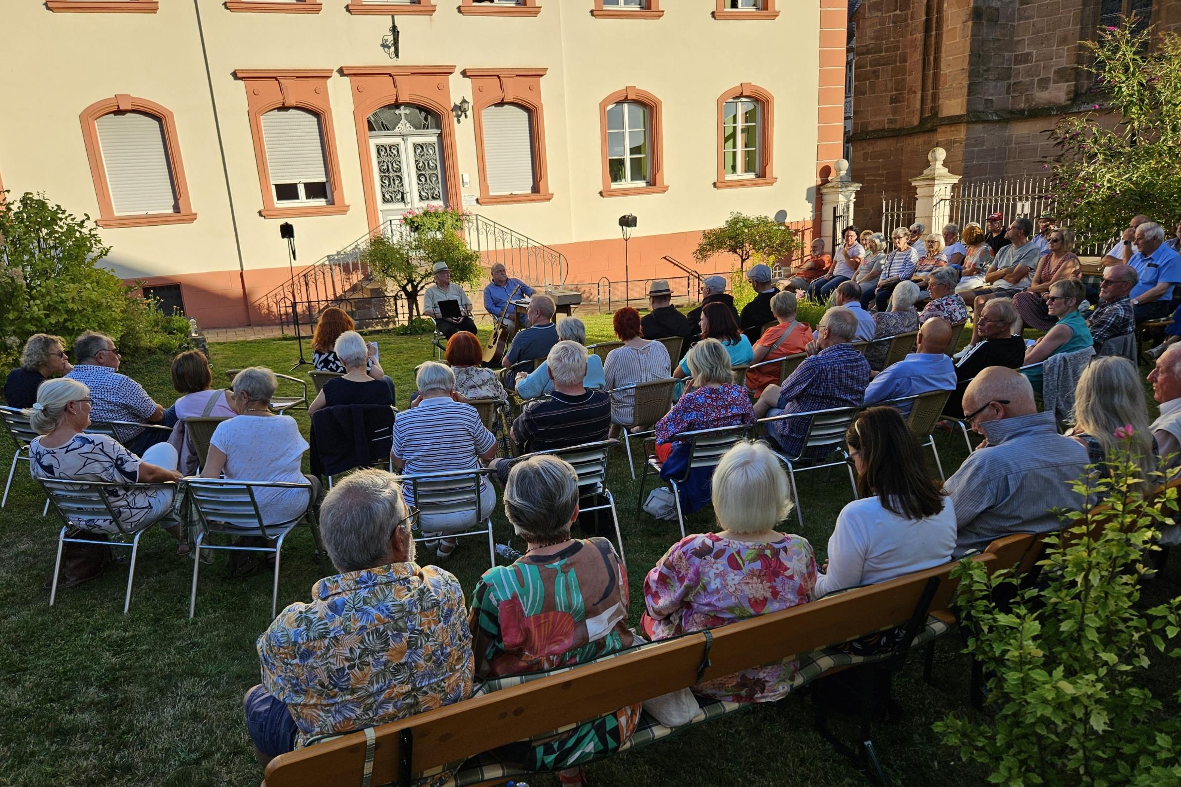 Die 'Gespräche im Pfarrgarten' waren gut besucht.