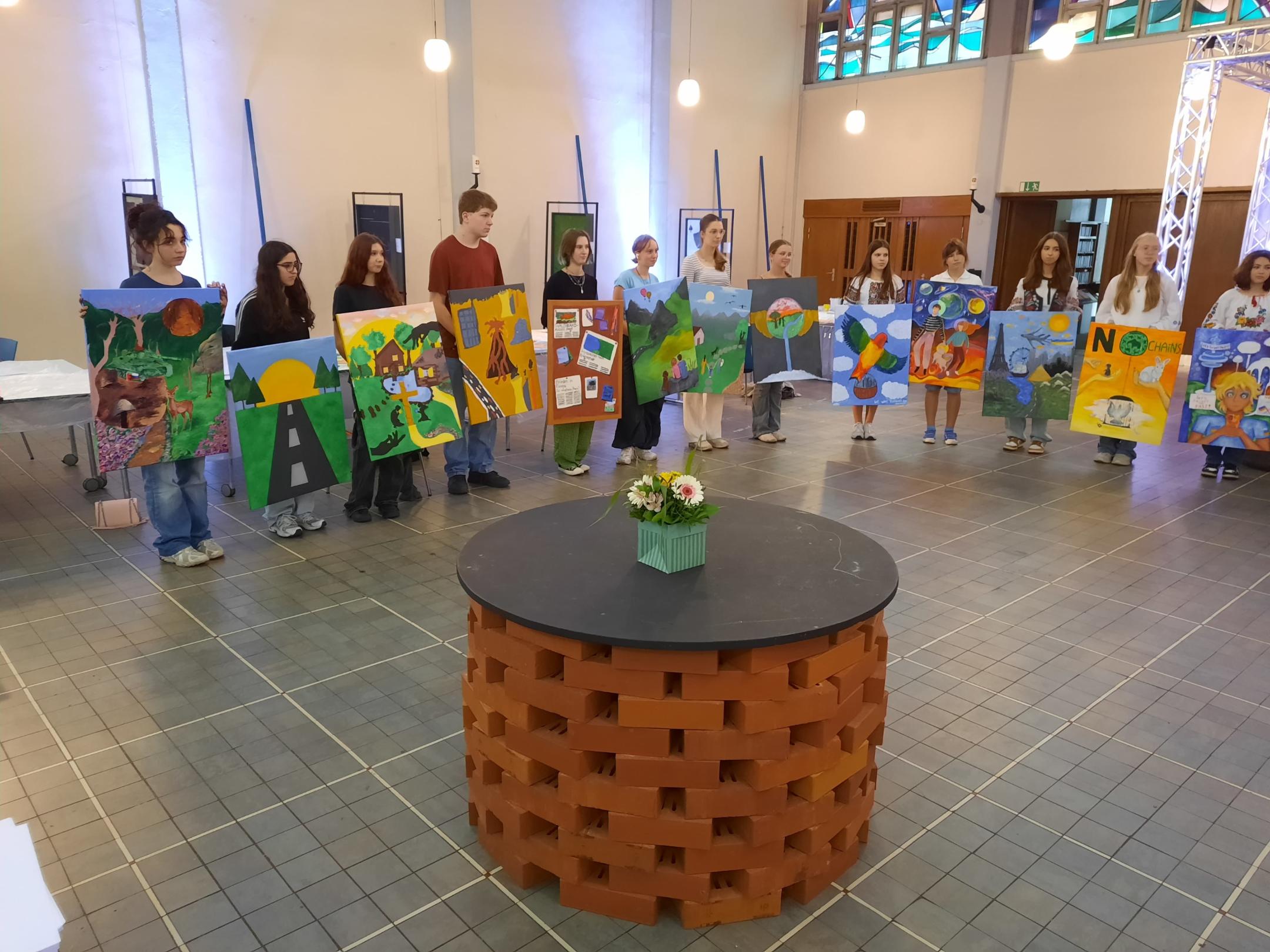 Die Schülerinnen und Schüler präsentieren ihre Werke.