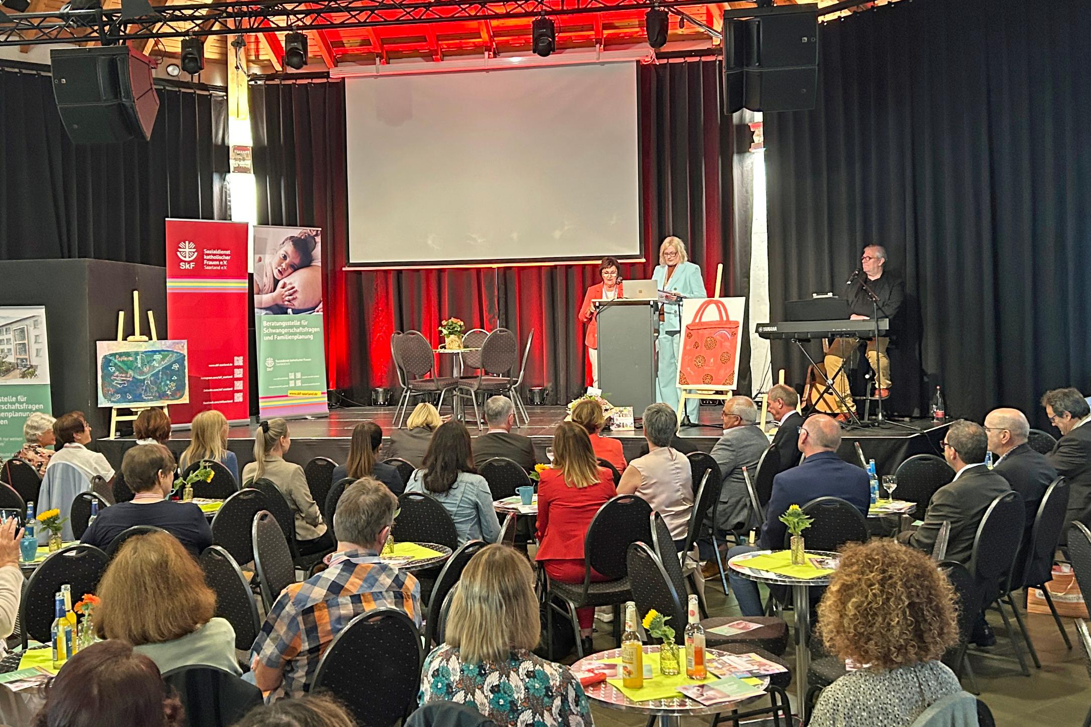 Gaby Schäfer und Andrea Wolter begrüßen in der Stummschen Reithalle die Gäste.