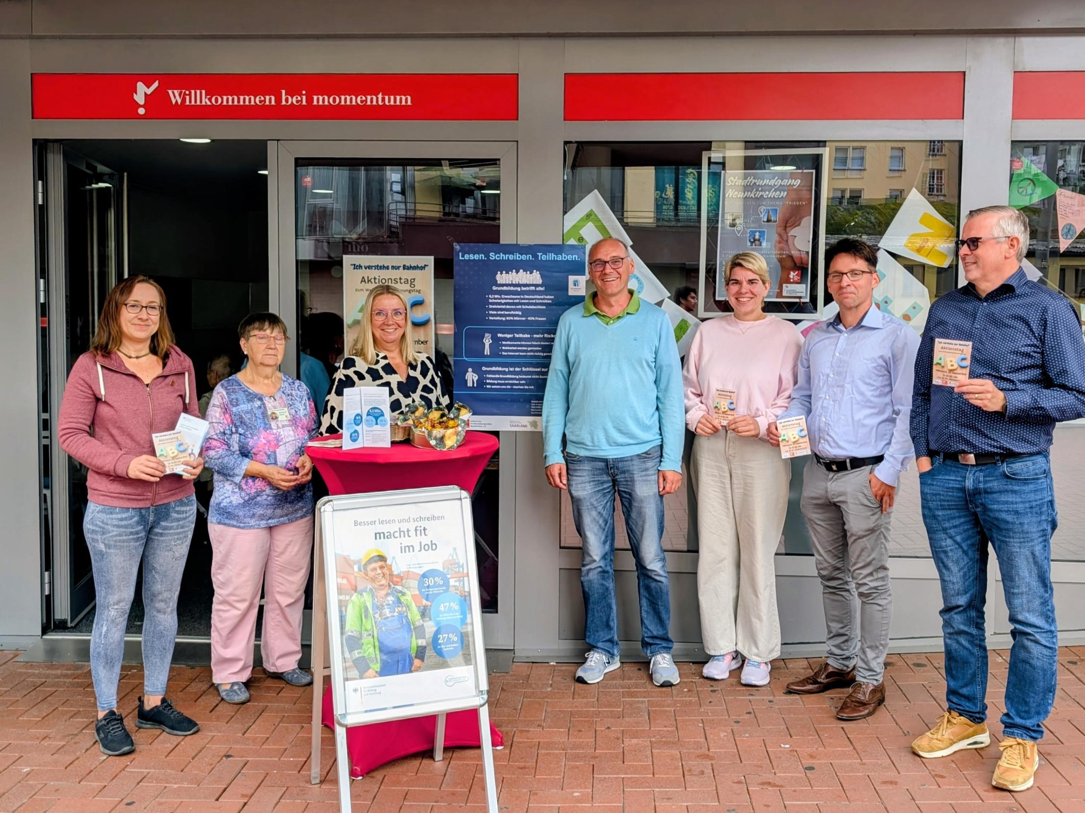Mit verschiedenen Aktionen luden KEB, momentum und ihre Kooperationspartner zum Weltalphabetisierungstag ins Momentum ein.