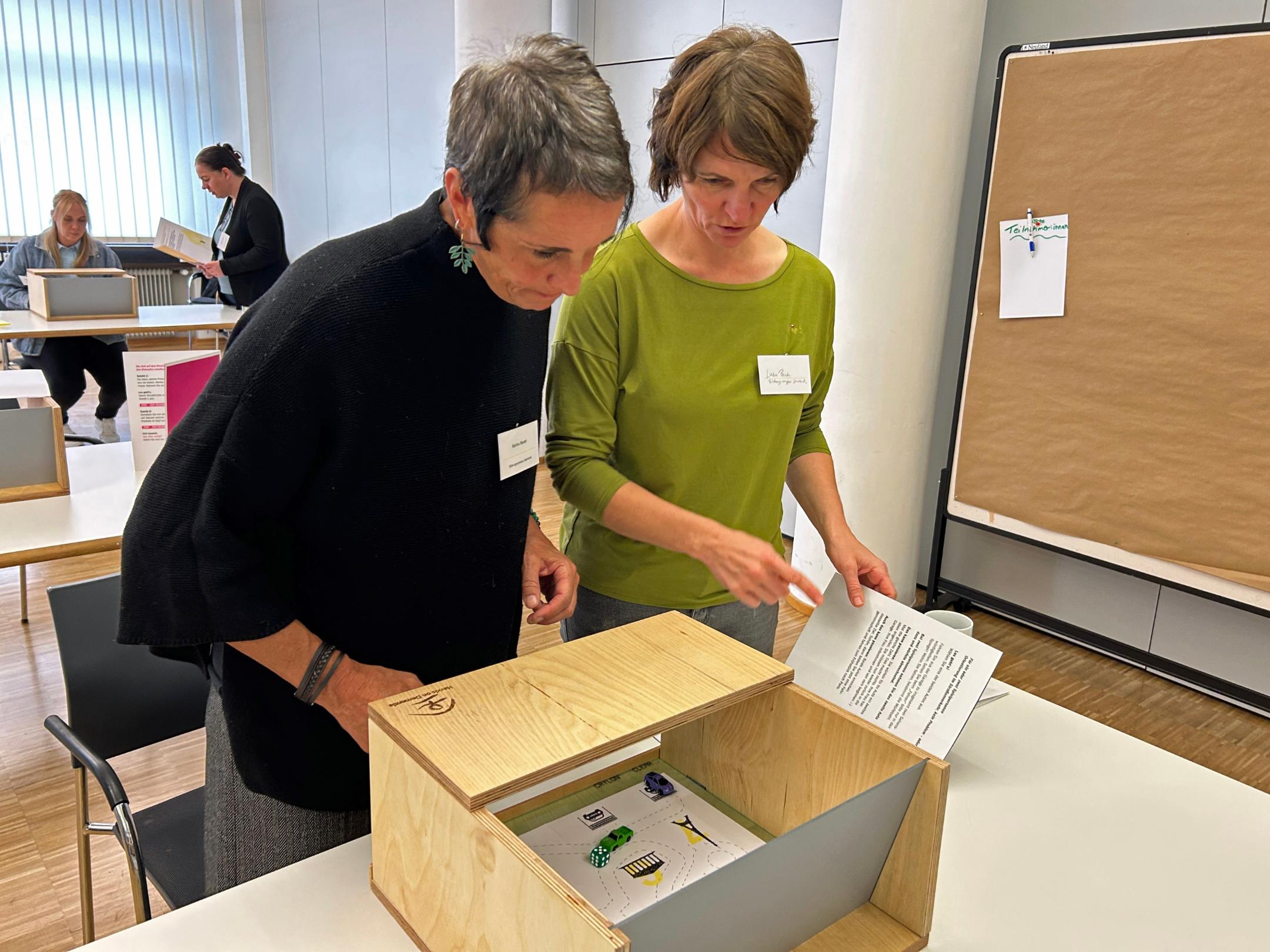 Lehrerin Karina Bauer (links) an einer Station des Demenzparcours zum Thema Verhalten im Verkehr.