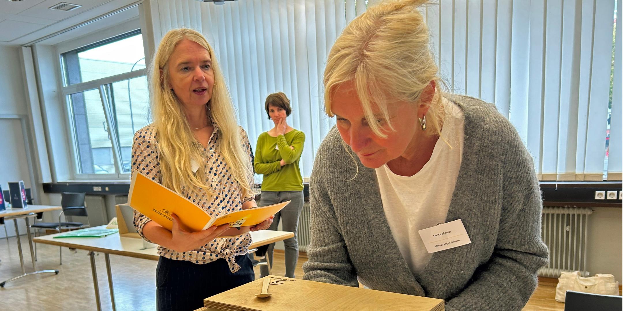 Susanne Klesen (links) und Maike Maurer an einer Station des Demenzparcours, der das Empfinden von Betroffenen simuliert.