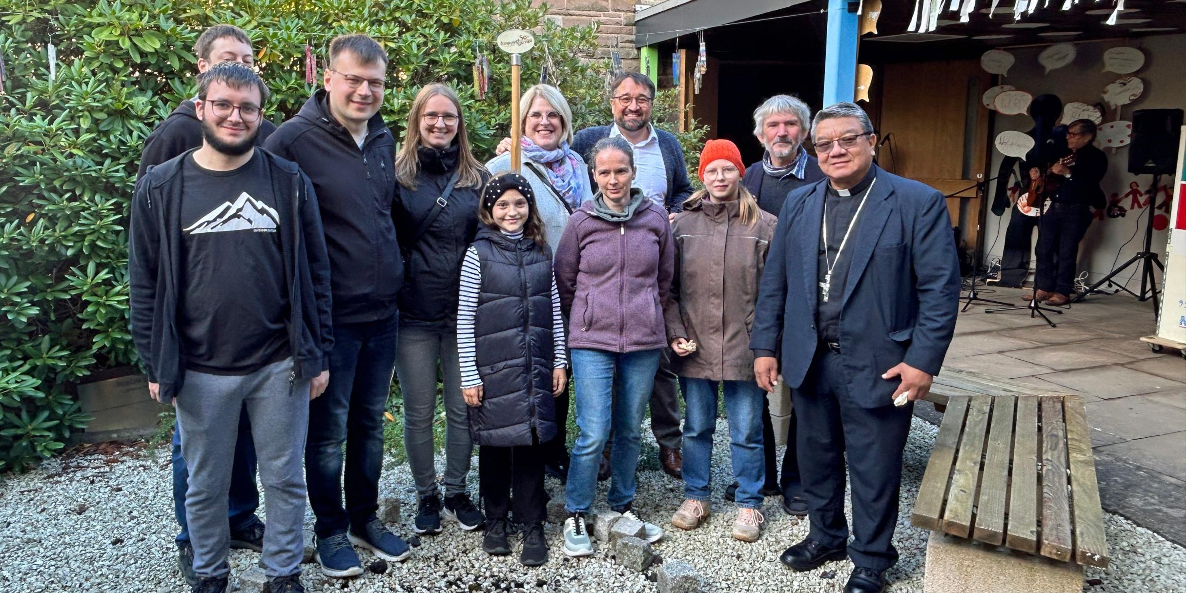 Austausch mit Bischof Aurelio nach dem Gottesdienst.