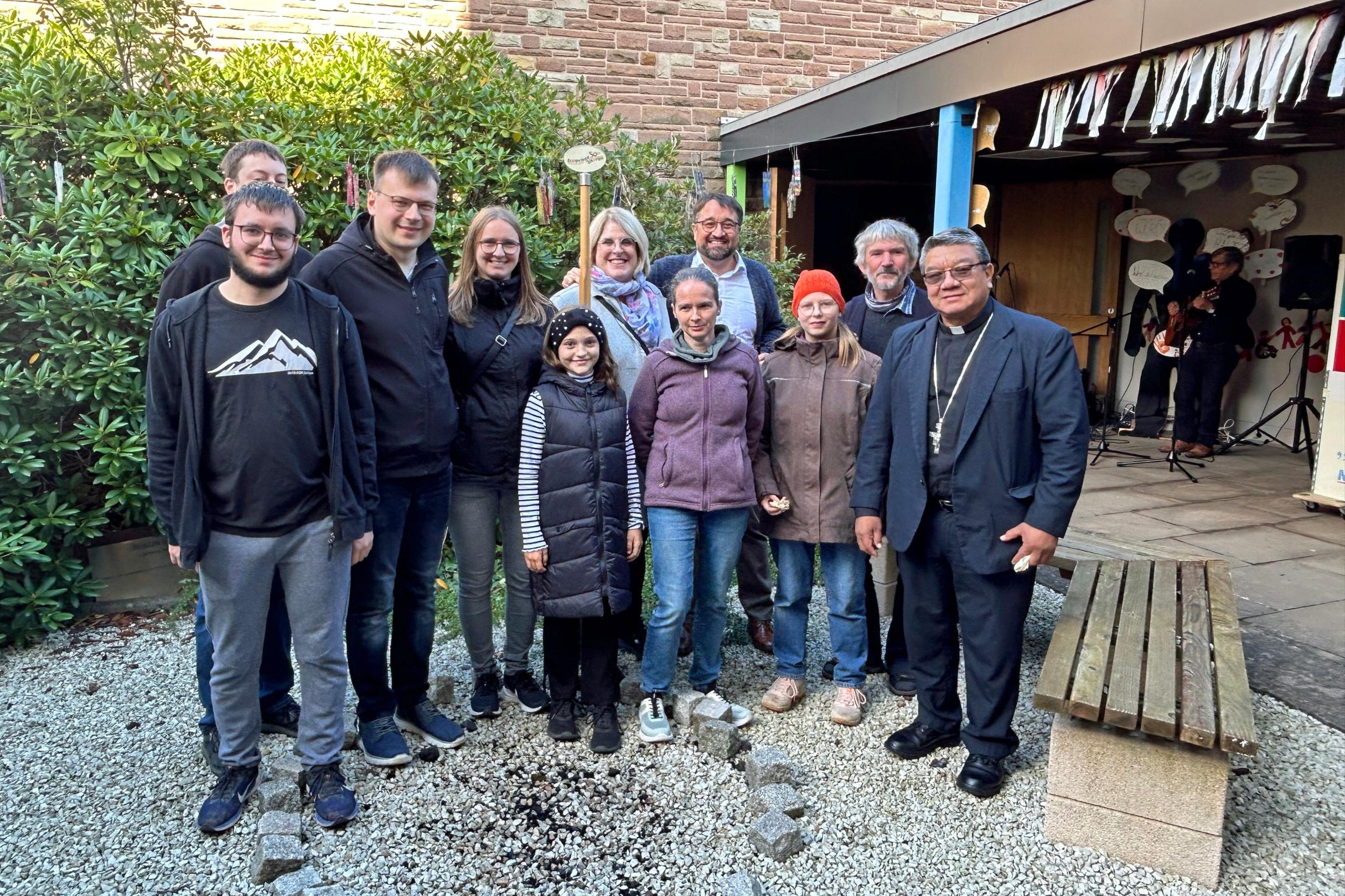 Austausch mit Bischof Aurelio nach dem Gottesdienst.