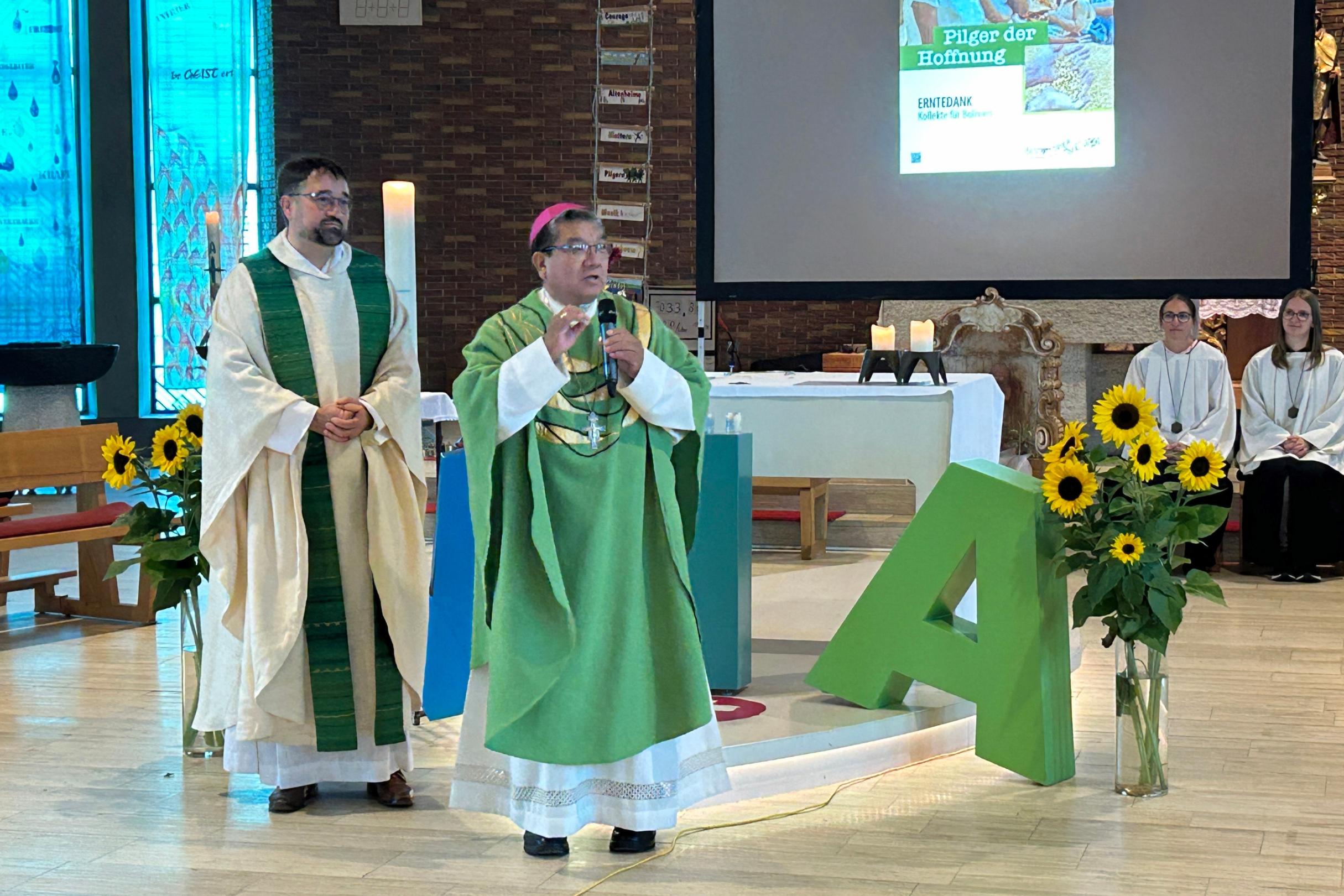Bischof Aurelio Pesoa Ribera ruft zur Solidarität auf. Kooperator Michael Meyer übersetzt die Predigt.
