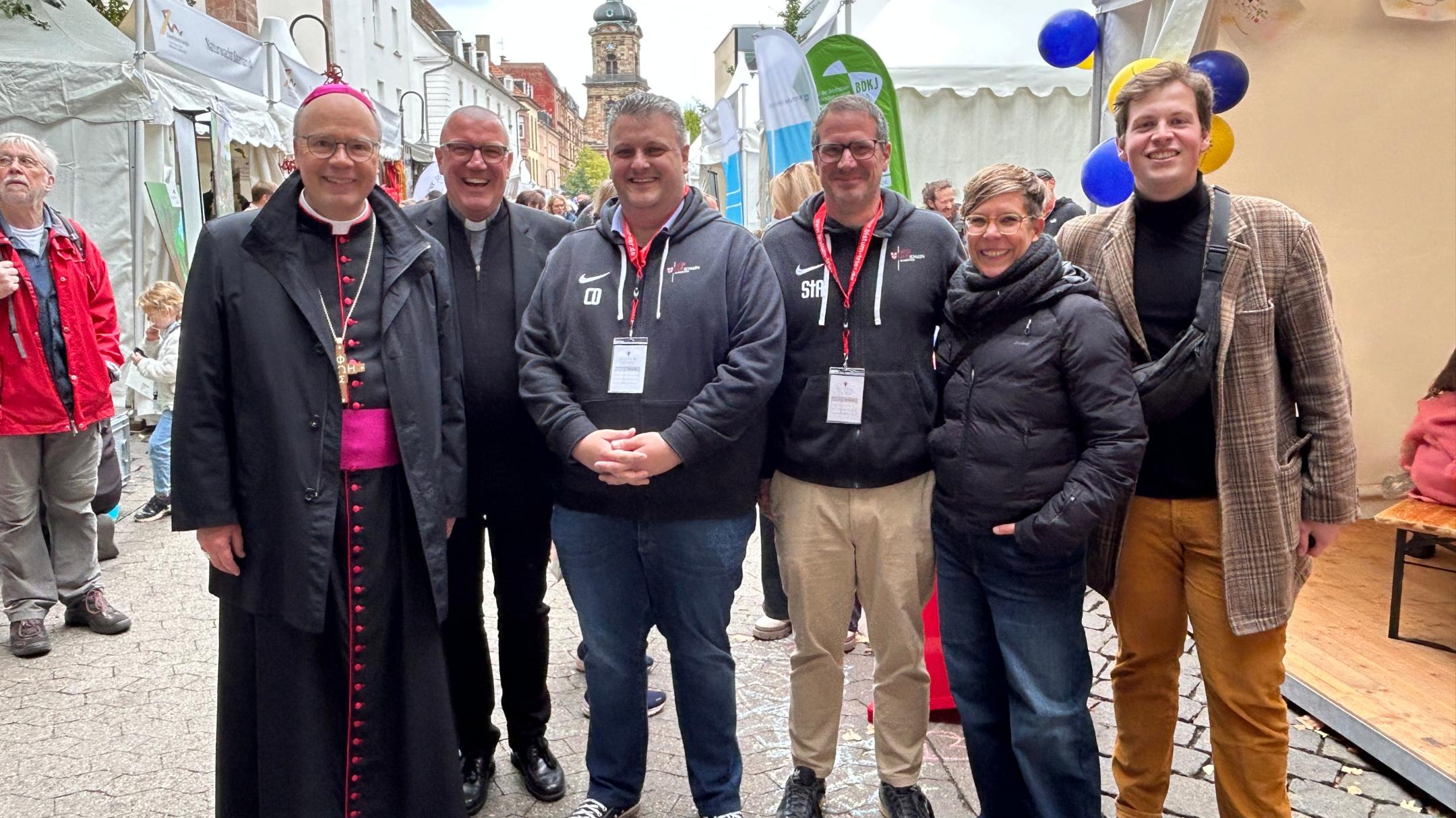 Gruppenfoto mit Bischof beim Bürgerfest