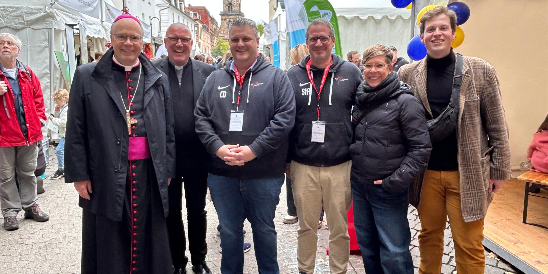 Gruppenfoto mit Bischof beim Bürgerfest