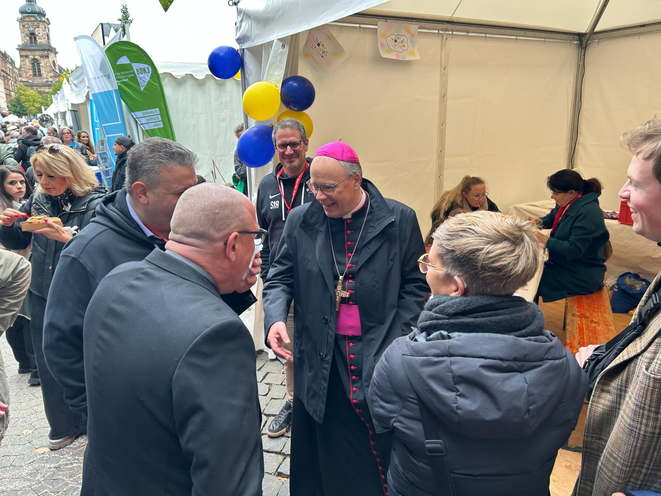 Bischof Ackermann besuchte den Stand der Bistümer Trier und Speyer.