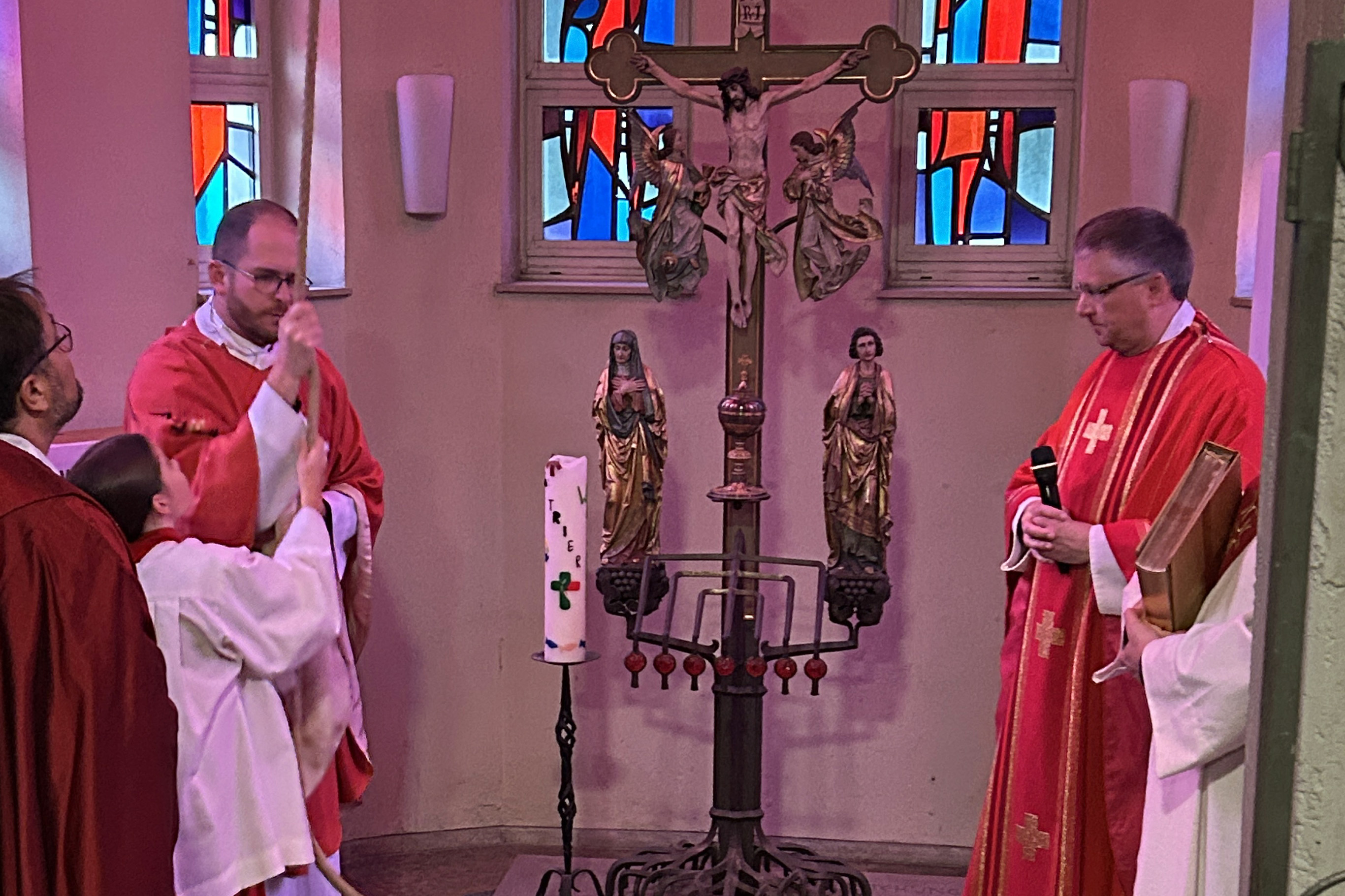 Thomas Hufschmidt und eine Messdienerin läuteten vor Gottesdienstbeginn die Willi-Graf-Glocke.