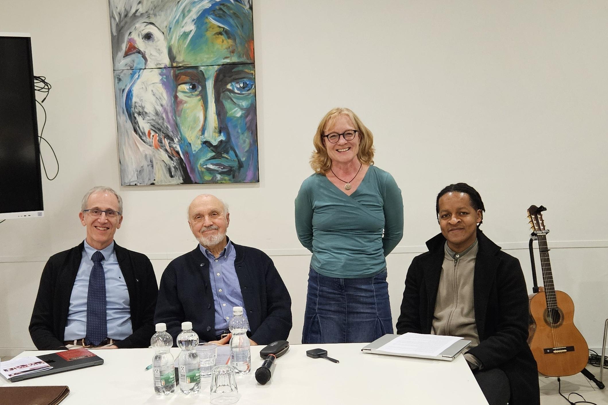 Pfarrer Thomas Bergholz, Pfarrer i.R. Otto Deutsch, KEB-Referentin Marion Latz und William Couttin (vlnr)erzählten von Beispielen aus der Versöhnungsarbeit.