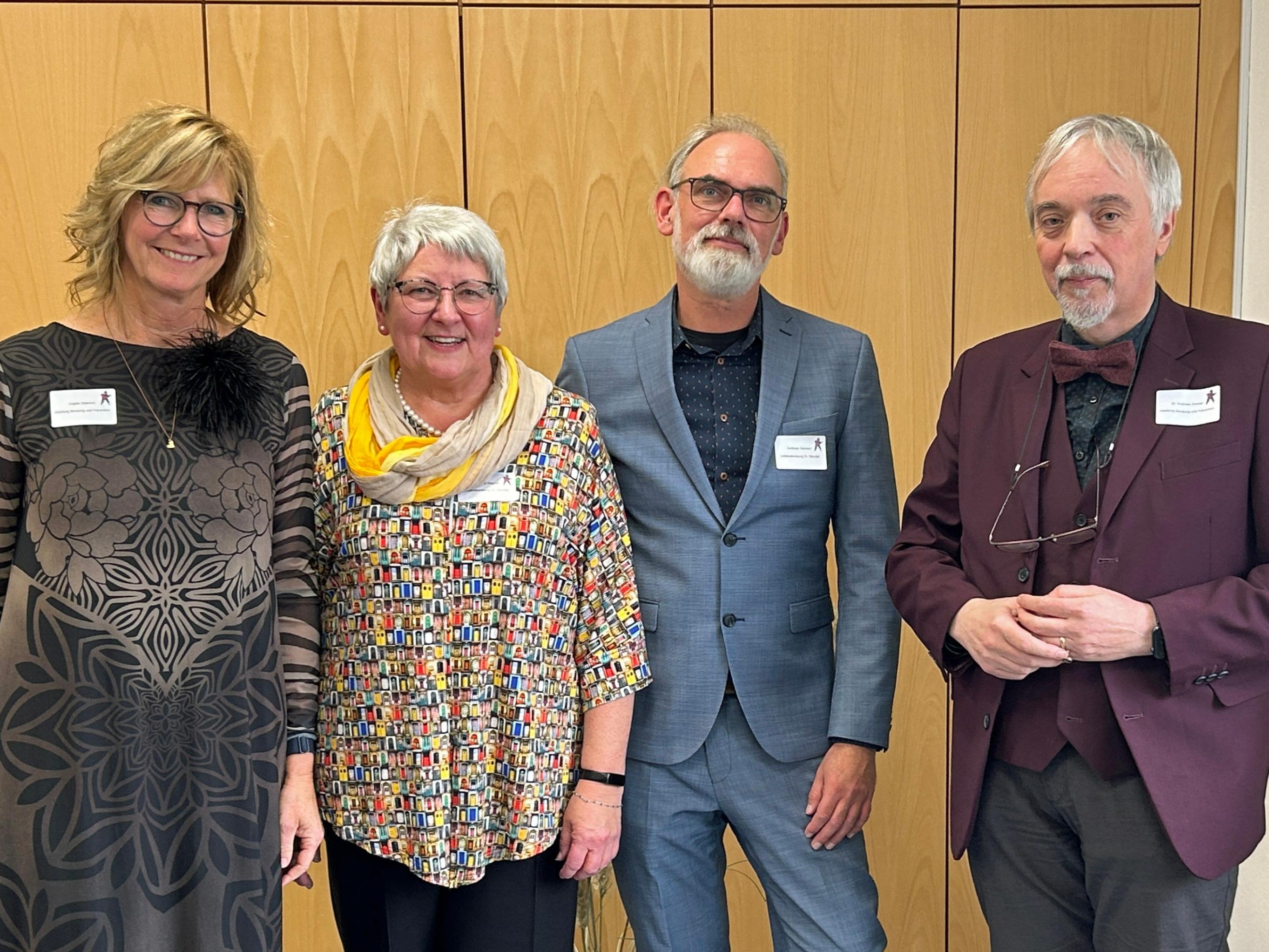 Angela Dieterich (links) und Dr. Andreas Zimmer (rechts), Abteilungsleiter für Beratung und Prävention im Bischöflichen Generalvikariat, verabschiedeten Theresia Wagner (2 vl) als Leiterin der Lebensberatung St. Wendel und begrüßten ihren Nachfolger Andreas Reichert ( 2vr),