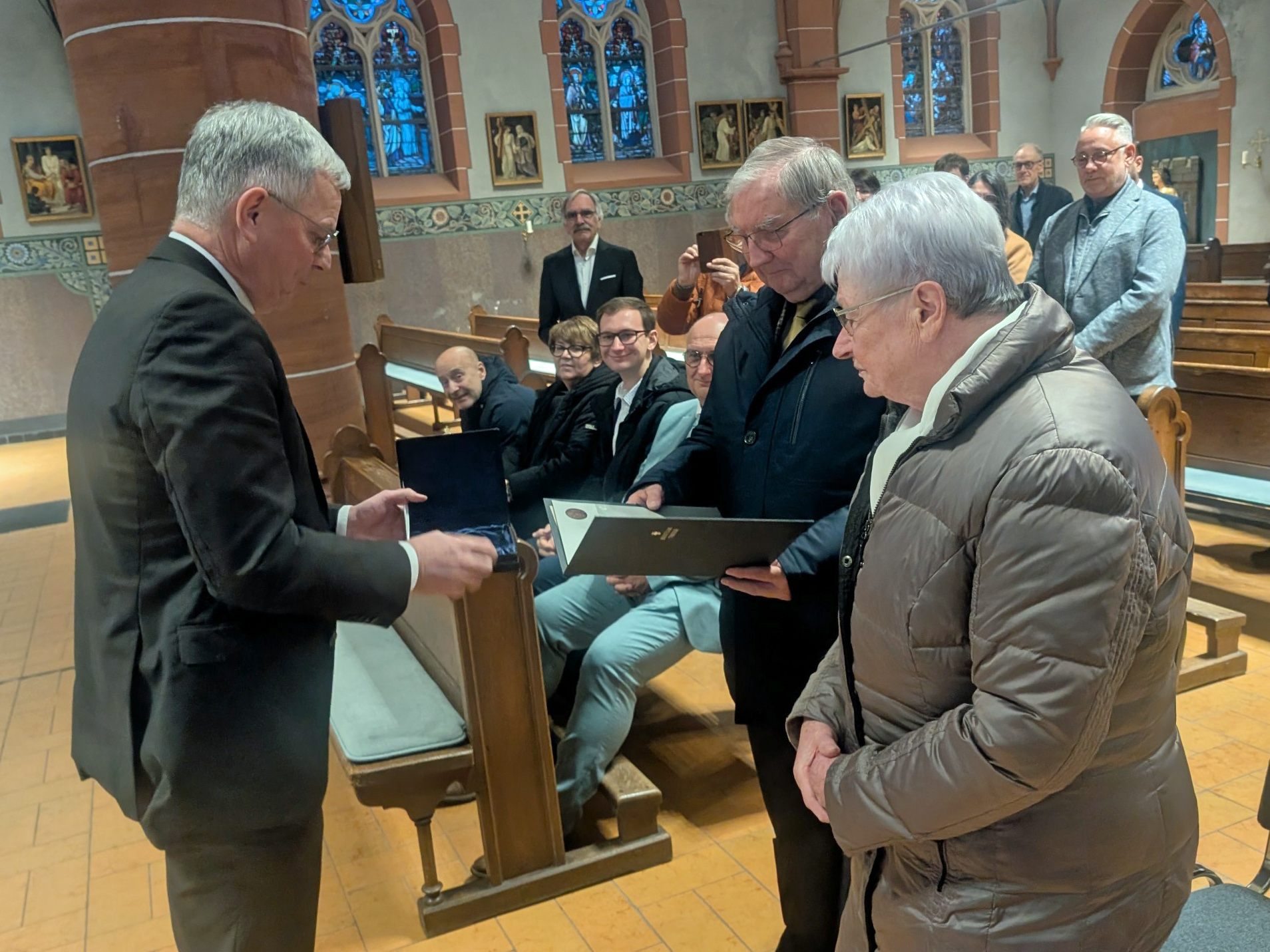 Im Rahmen einer Feierstunde in der Kirche in Bildstock überreichte Generalvikar von Plettenberg die Bistumsmedaille an Annemarie und Heinz Alexander.