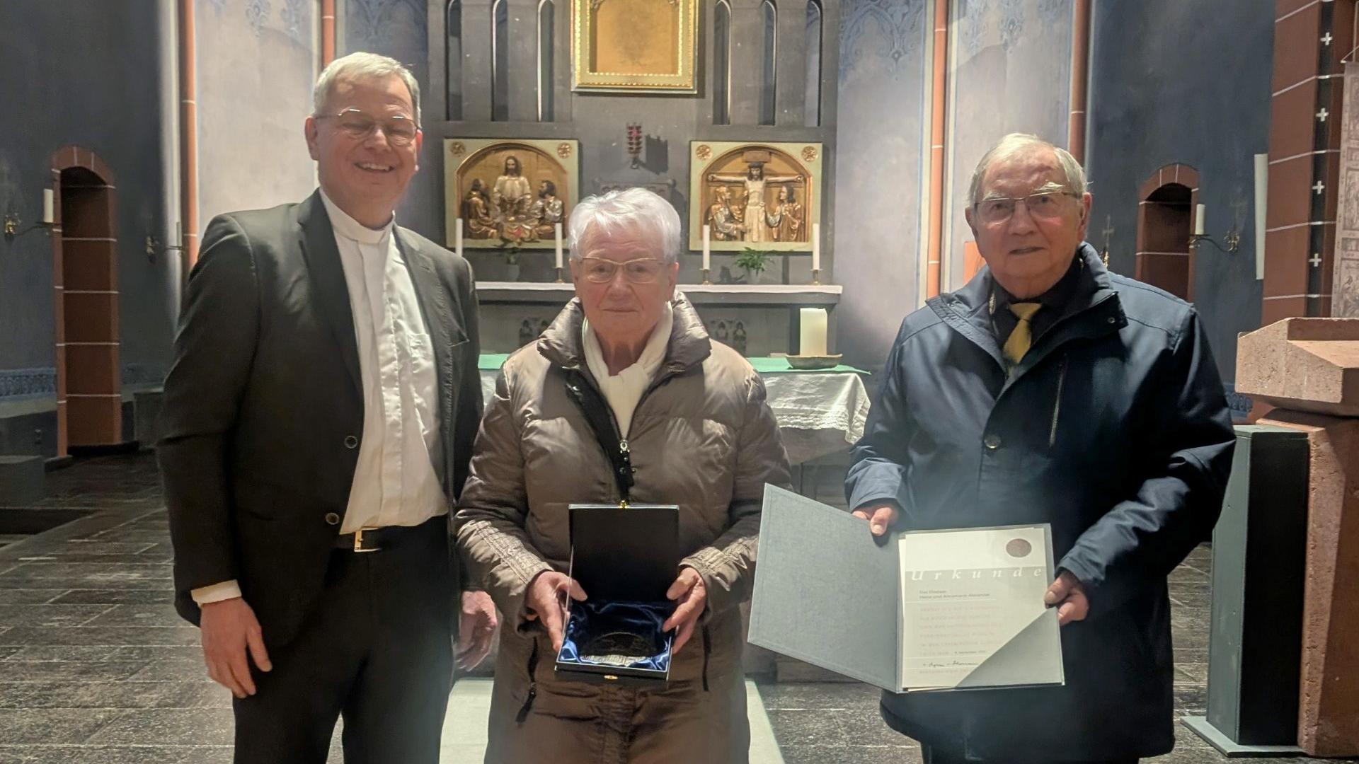 Generalvikar Ulrich von Plettenberg überreichte Annemarie und Heinz Alexander die Bistumsmedaille.