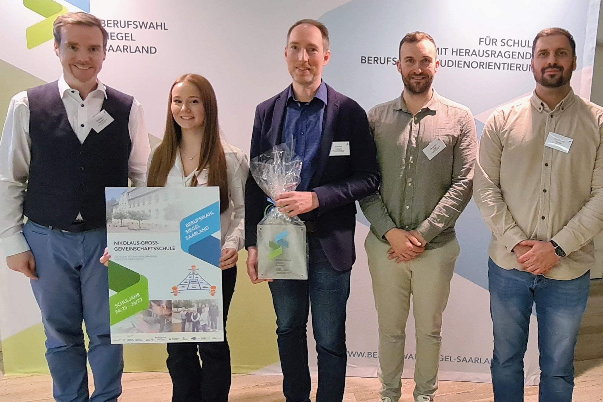 Andreas Hackert (Schulleiter), Mia Semmer (Schülervertretung), Dominik Lubjuhn (Oberstufenkoordinator), Benjamin Grün (BO-Lehrkraft), Christopher Pinella (Berufsberater, v.l.)).