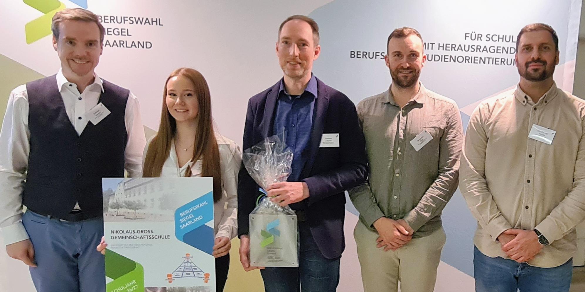 Andreas Hackert (Schulleiter), Mia Semmer (Schülervertretung), Dominik Lubjuhn (Oberstufenkoordinator), Benjamin Grün (BO-Lehrkraft), Christopher Pinella (Berufsberater, v.l.)).