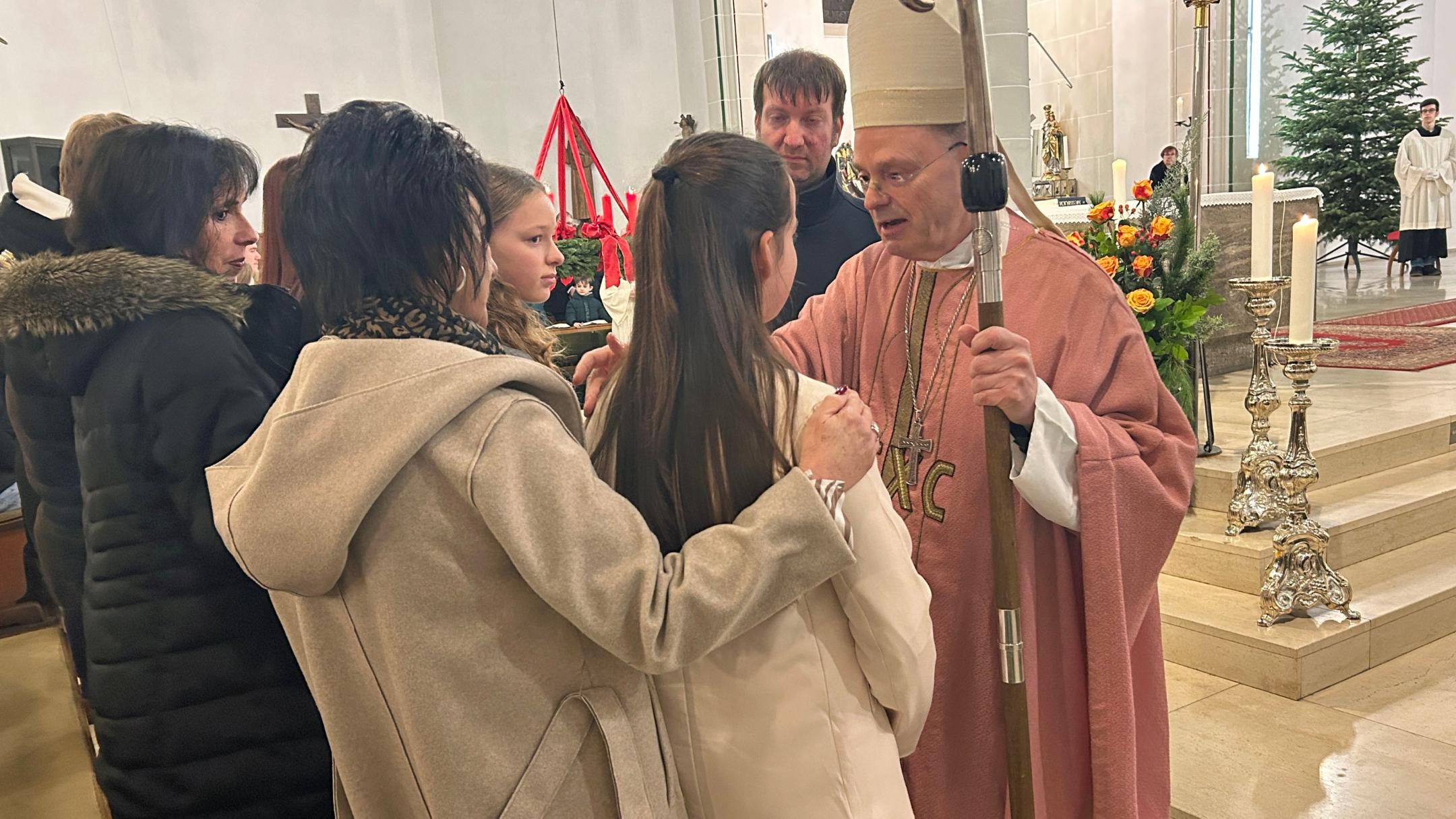 Weihbischof Robert Brahm firmt eine Jugendliche.