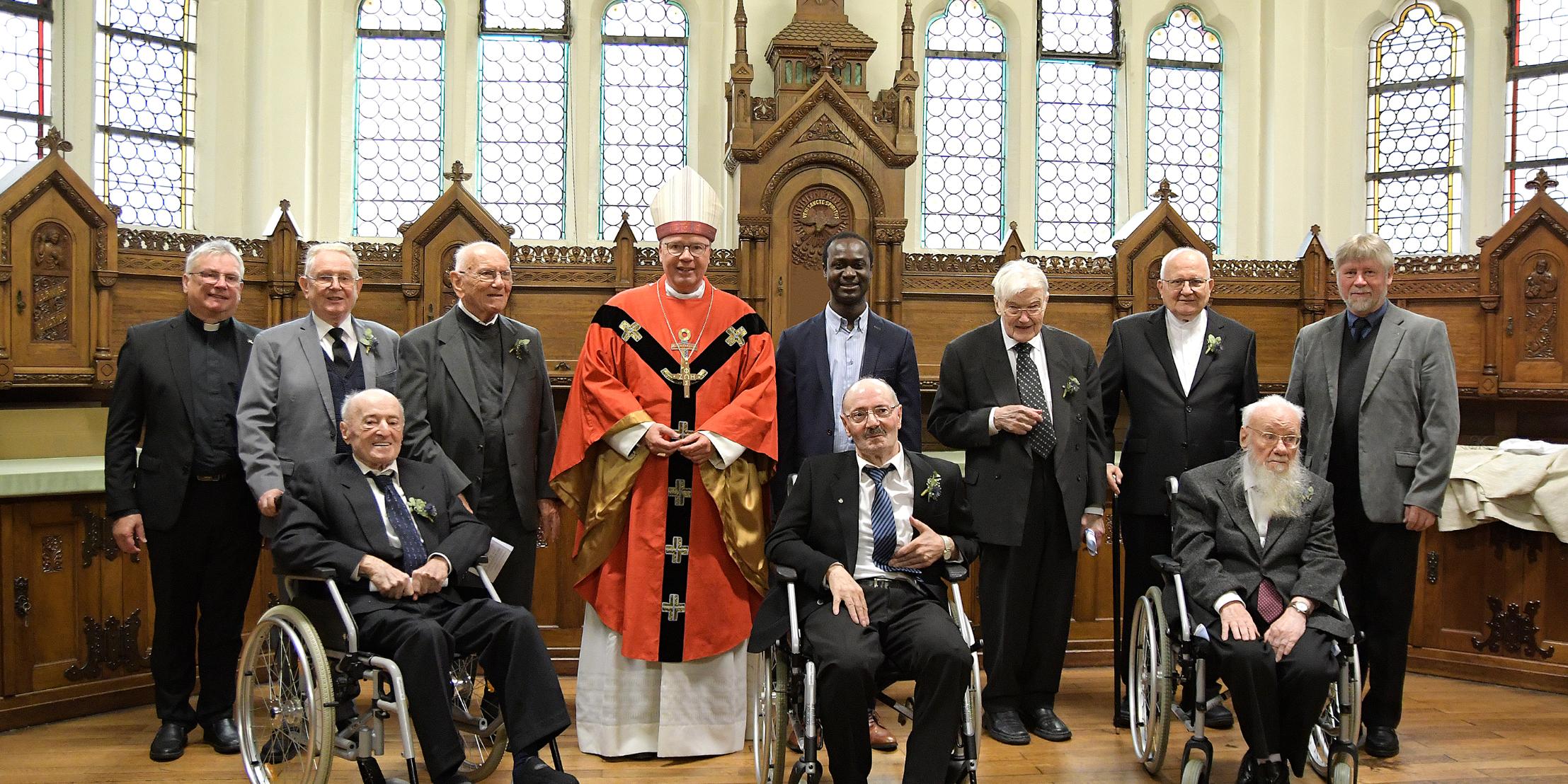 Nach dem Festgottesdienst in St. Wendel versammelten sich unsere Jubilare und einige ihrer Gratulanten um Bischof Dr. Ackermann zum Gruppenbild. Hinten (von links): Dekan Klaus Leist, Bruder Reinhard Niesel (65 Jahre Ordensjubiläum), Pater Alfons Müller (65 Jahre Ordensjubiläum), Bischof Dr. Stephan Ackermann, Provinzial Pater Peter Claver Narh, Pater Wilhelm Jacobs (65 Jahre Ordensjubiläum), Pater Heinz Schneider (50 Jahre Priesterjubiläum) und Rektor Pater Vaclav Mucha. Vorne (von links): Bruder Othmar Jessberger (70 Jahre Ordensjubiläum), Bruder Hermann Josef Friedrich (55 Jahre Ordensjubiläum) und Pater Josef Rissinger (65 Jahre Ordensjubiläum). Aus gesundheitlichen Gründen fehlt im Bild Pater Heribert Lohrengel (65 Jahre Ordensjubiläum).