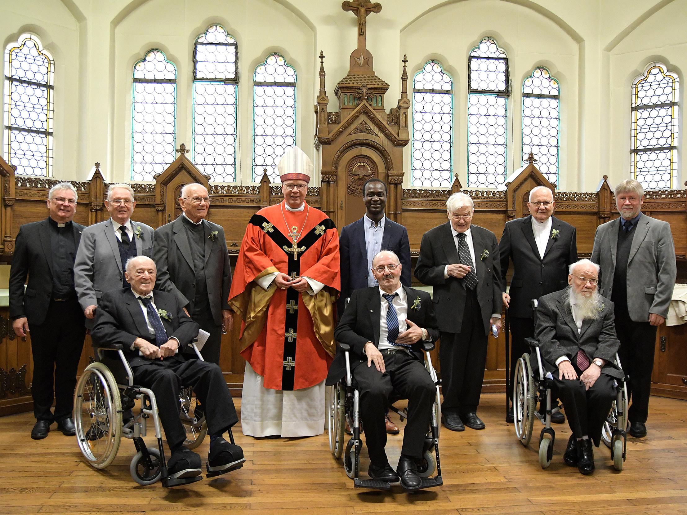 Nach dem Festgottesdienst in St. Wendel versammelten sich unsere Jubilare und einige ihrer Gratulanten um Bischof Dr. Ackermann zum Gruppenbild. Hinten (von links): Dekan Klaus Leist, Bruder Reinhard Niesel (65 Jahre Ordensjubiläum), Pater Alfons Müller (65 Jahre Ordensjubiläum), Bischof Dr. Stephan Ackermann, Provinzial Pater Peter Claver Narh, Pater Wilhelm Jacobs (65 Jahre Ordensjubiläum), Pater Heinz Schneider (50 Jahre Priesterjubiläum) und Rektor Pater Vaclav Mucha. Vorne (von links): Bruder Othmar Jessberger (70 Jahre Ordensjubiläum), Bruder Hermann Josef Friedrich (55 Jahre Ordensjubiläum) und Pater Josef Rissinger (65 Jahre Ordensjubiläum). Aus gesundheitlichen Gründen fehlt im Bild Pater Heribert Lohrengel (65 Jahre Ordensjubiläum).