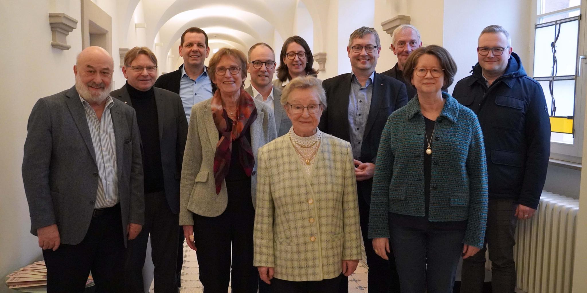 Gemeinsam für Menschen in Not – Das neu gewählte Kuratorium mit dem neuen Vorstand der Caritas-Stiftung im Bistum Trier gemeinsam mit dem herzlich verabschiedeten Kuratoriumsmitglied Magdalena Theobald (Mitte, vorderste Reihe). Auf dem Foto fehlt: Dr. Anne Vischer-Wagner.