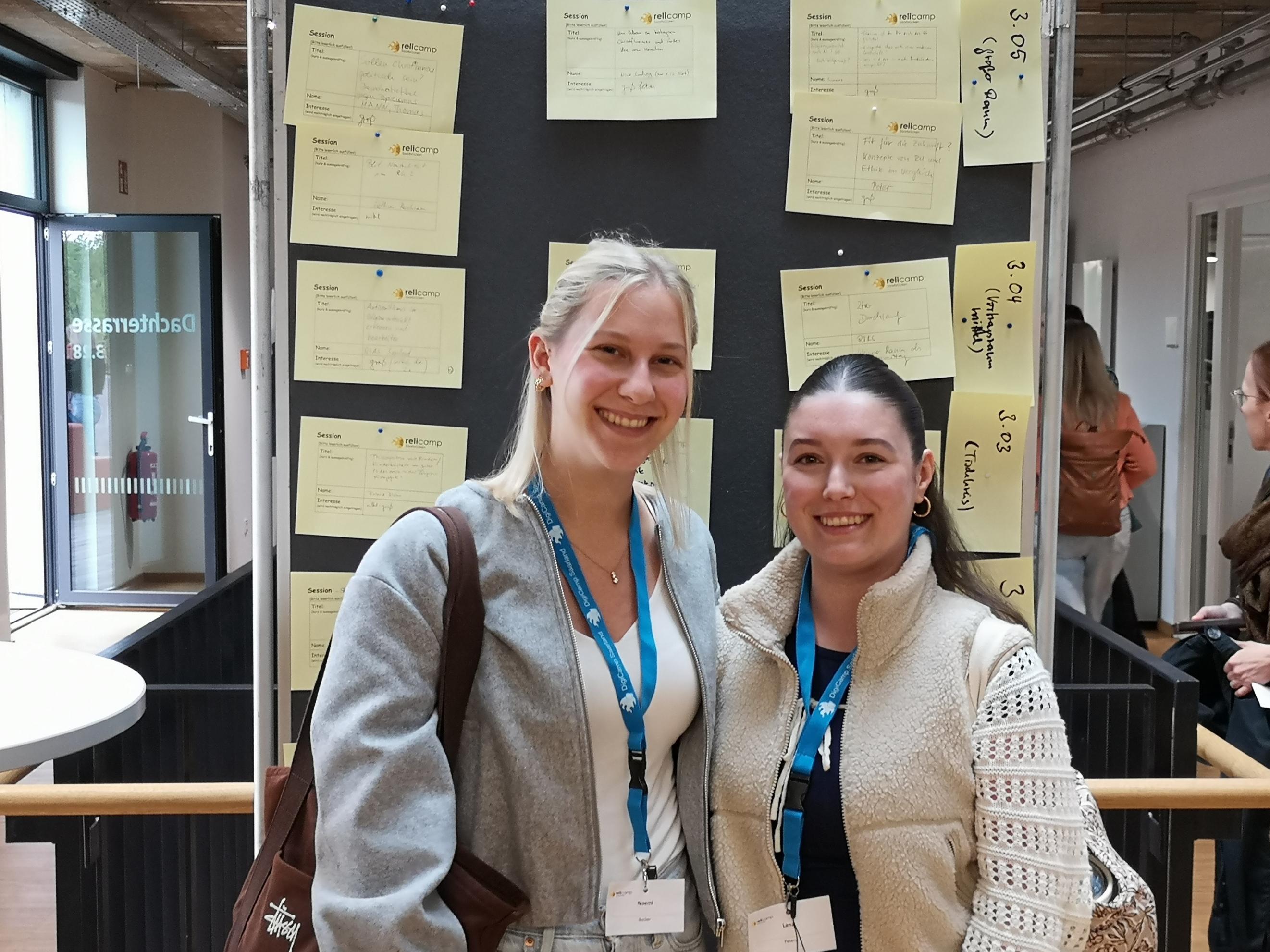 Teilnehmerinnen Noemi Becker und Lana Peters vor dem Sessionsplan des Relicamps