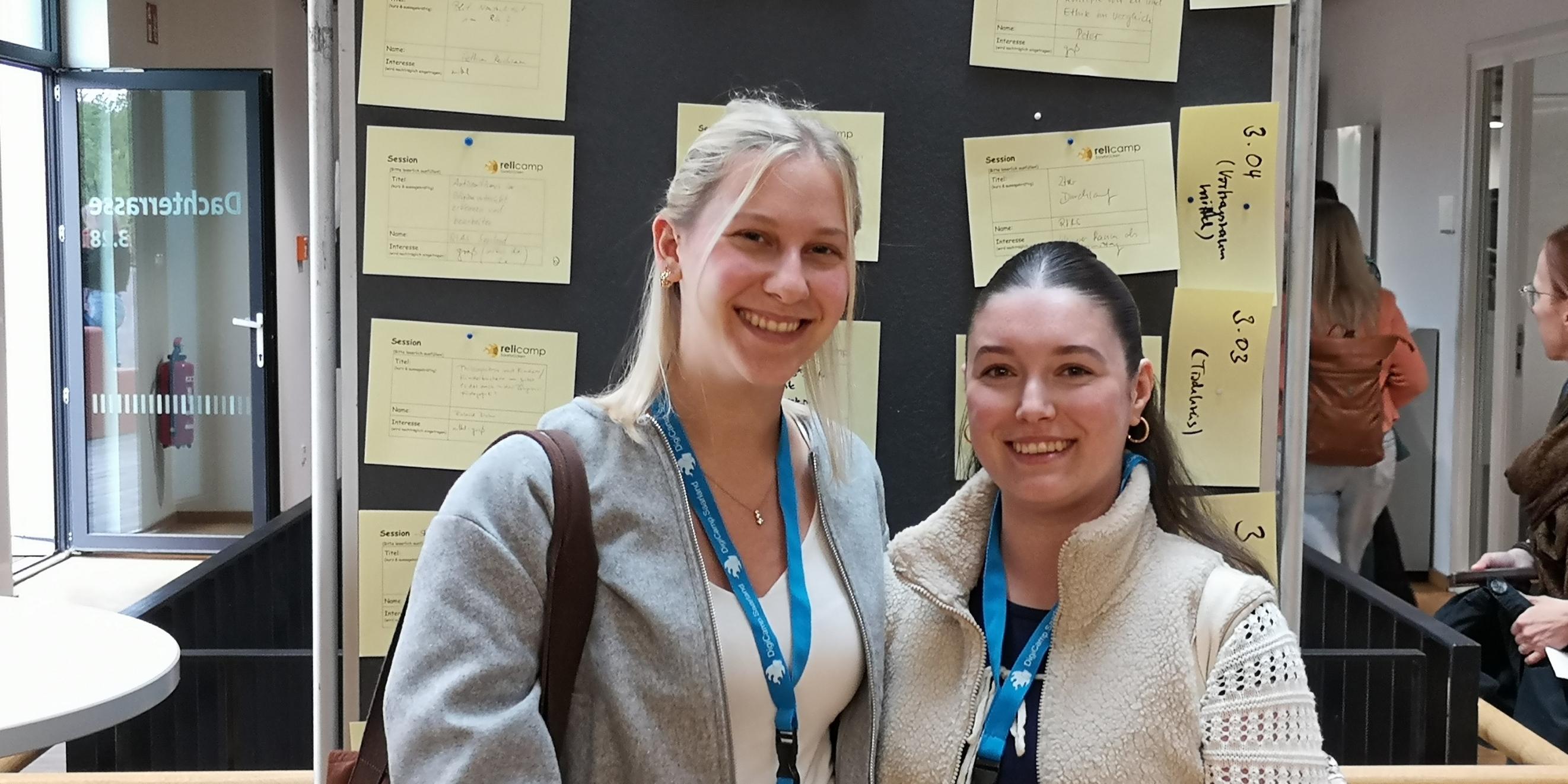 Teilnehmerinnen Noemi Becker und Lana Peters vor dem Sessionsplan des Relicamps