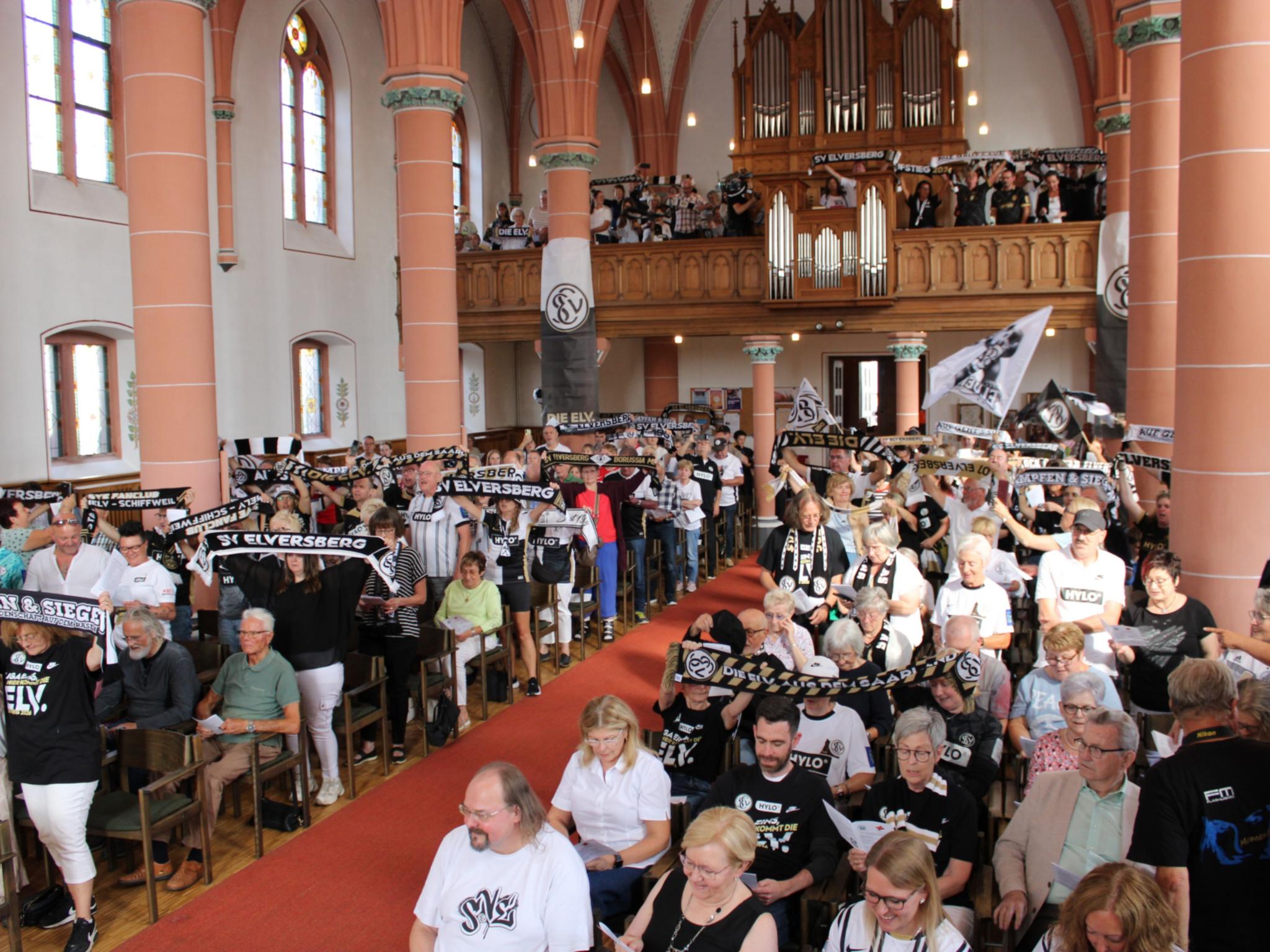 In der vollbesetzten Evangelischen Kirche Elversberg waren Trikots, Schals und Flaggen der SVE allgegenwärtig.