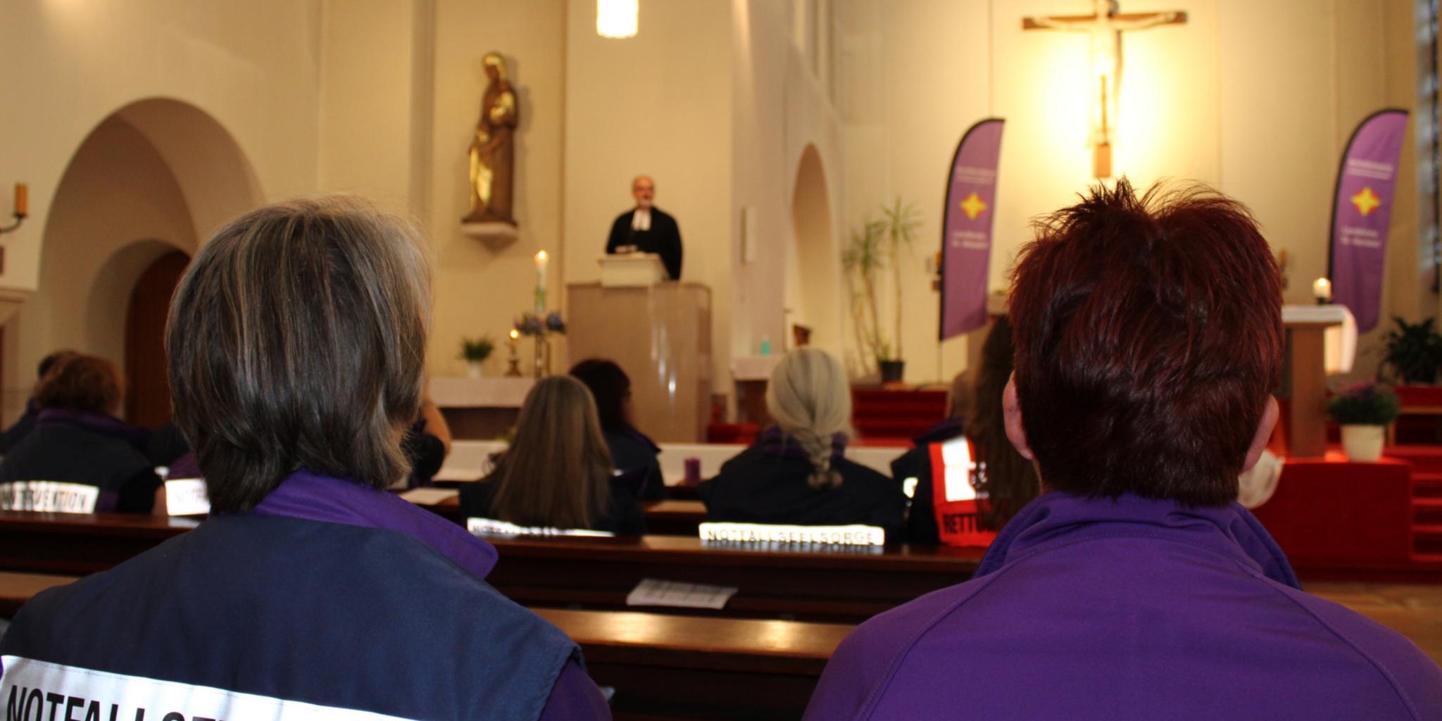 250 Menschen, viele davon in Einsatzkleidung, waren zum ökumenischen Gottesdienst in die Kirche St. Anna gekommen