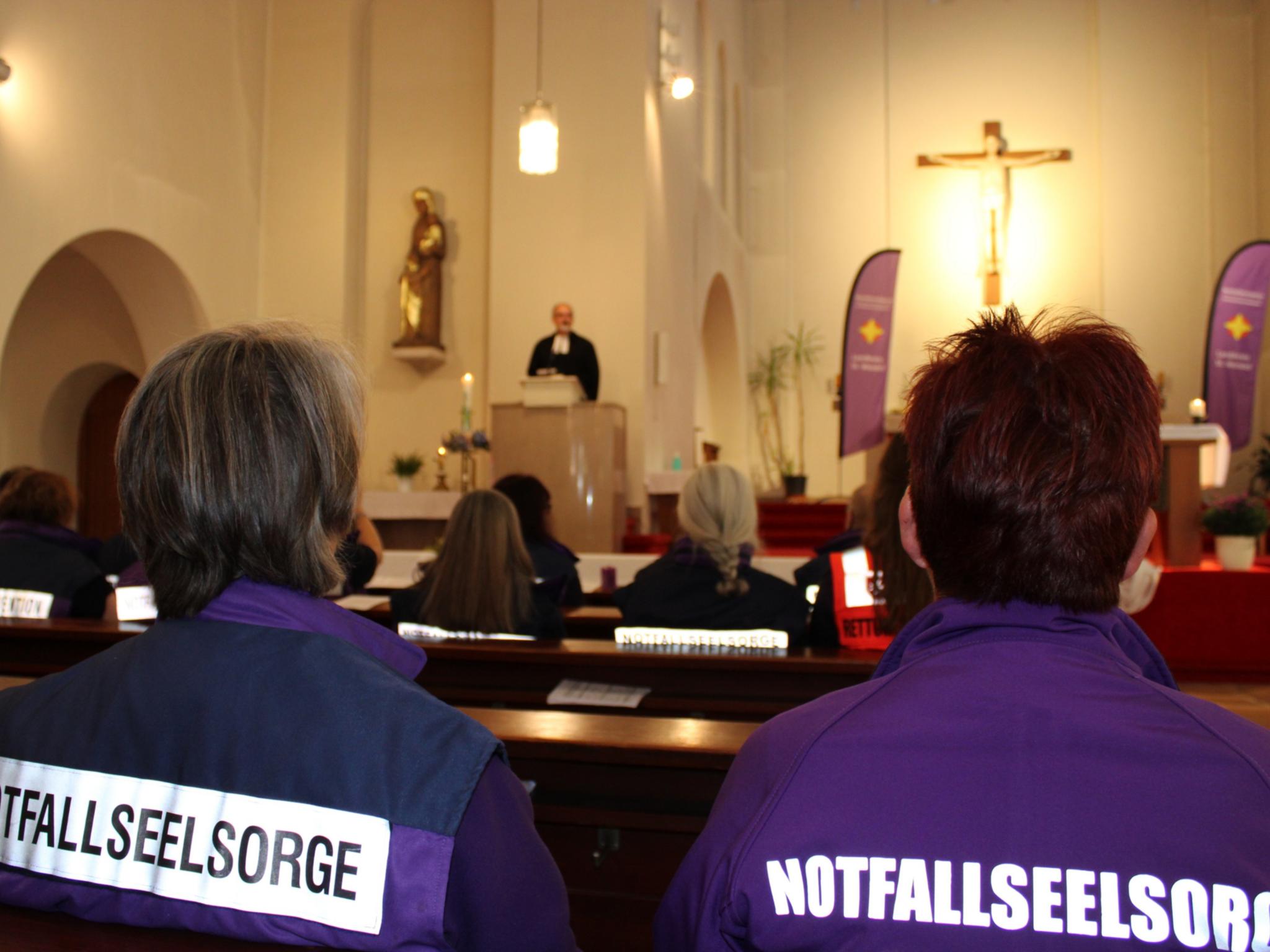 250 Menschen, viele davon in Einsatzkleidung, waren zum ökumenischen Gottesdienst in die Kirche St. Anna gekommen