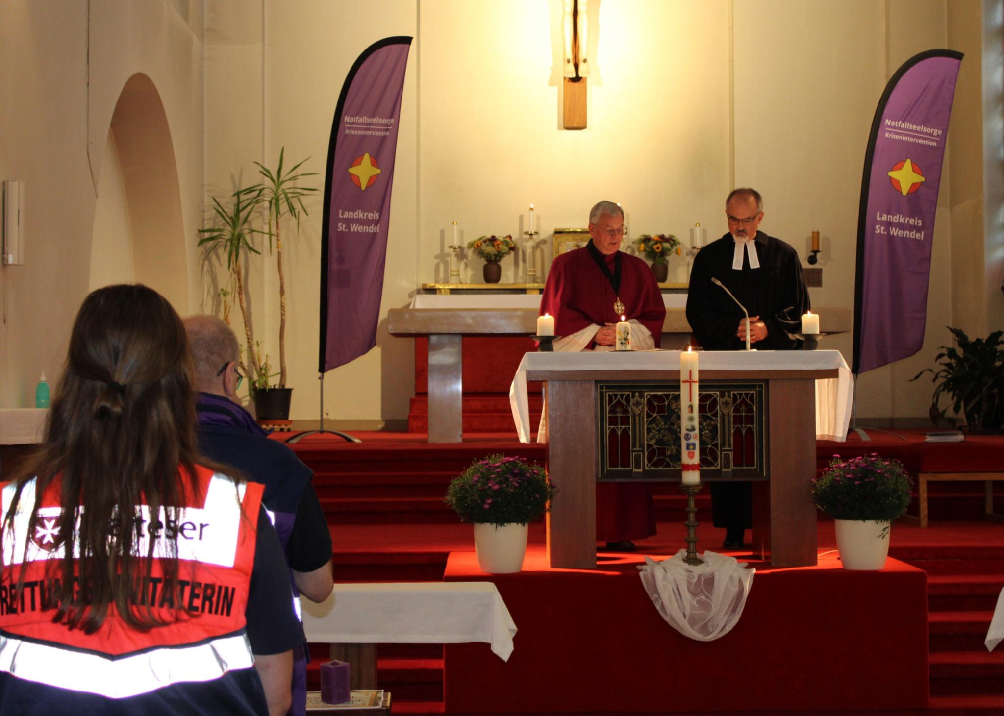 Der Gottesdienst wurde zelebriert von Bischofsvikar Ulrich Graf von Plettenberg (2.v.r.) und Pfarrer Markus Karsch von Kirchenkreis An der Saar (r.)