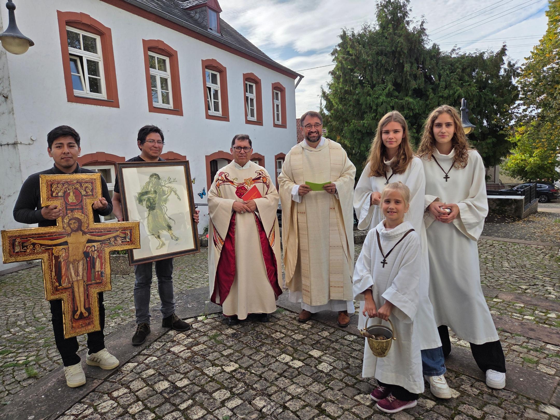 Gruppenfoto mit Pastor Meyer, Messdienerinnen und Bischof Renan aus Potosi