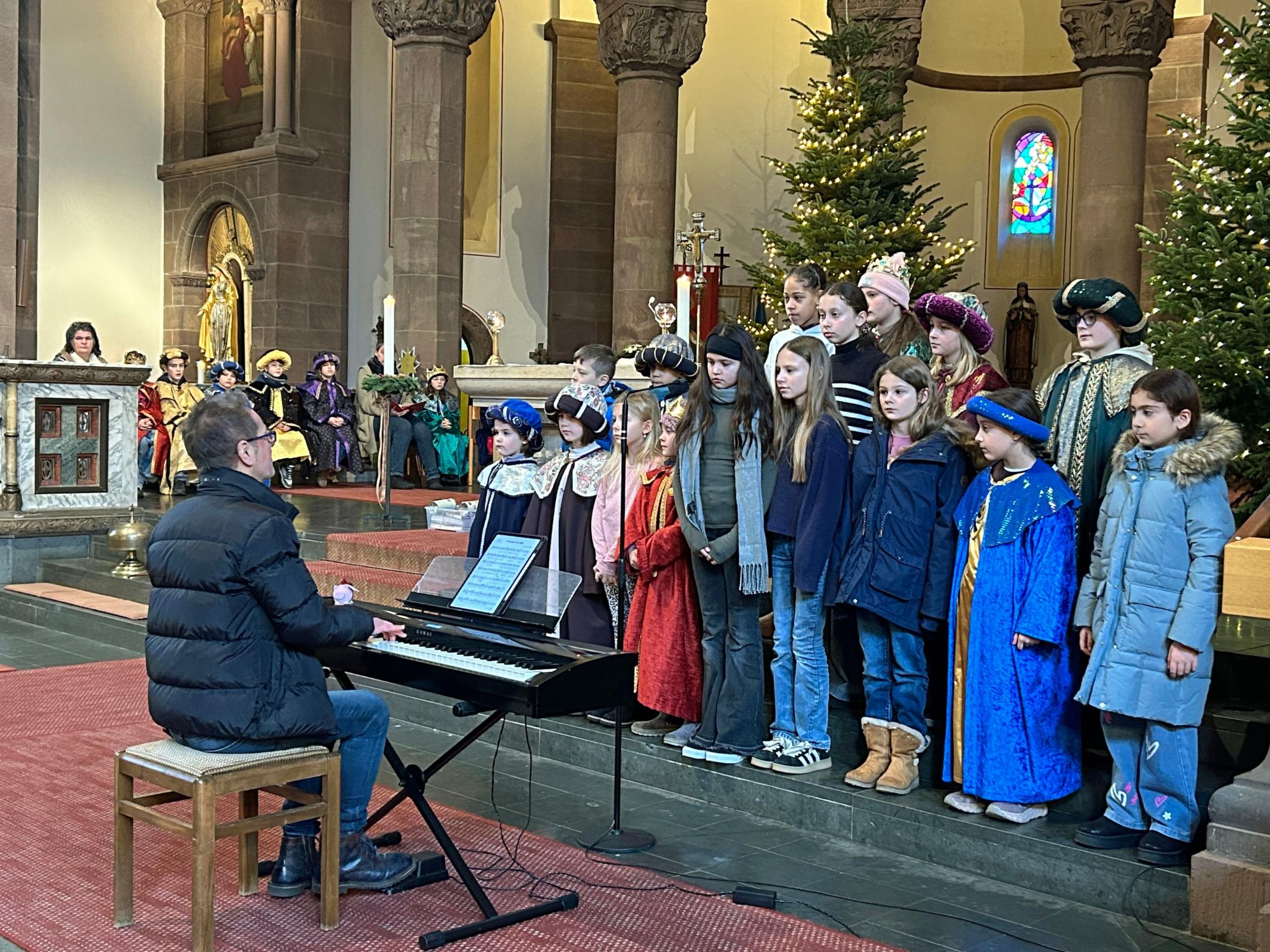 Der Kinderchor der Kirche Heilig Sakrament unter der Leitung von Thomas Bernardy gestaltete den Gottesdienst musikalisch.
