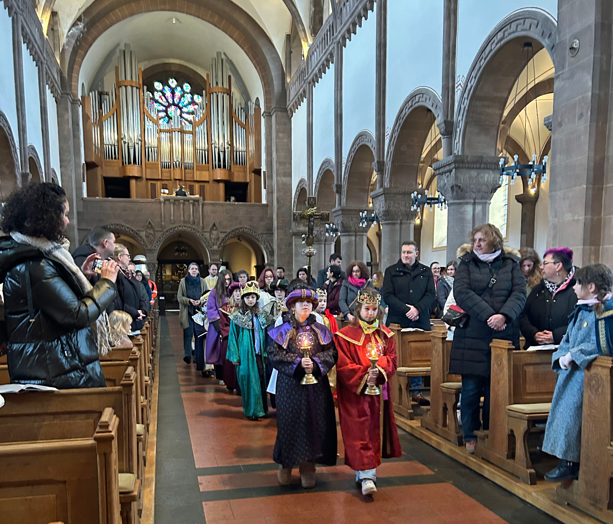 Einzug der Sternsinger.