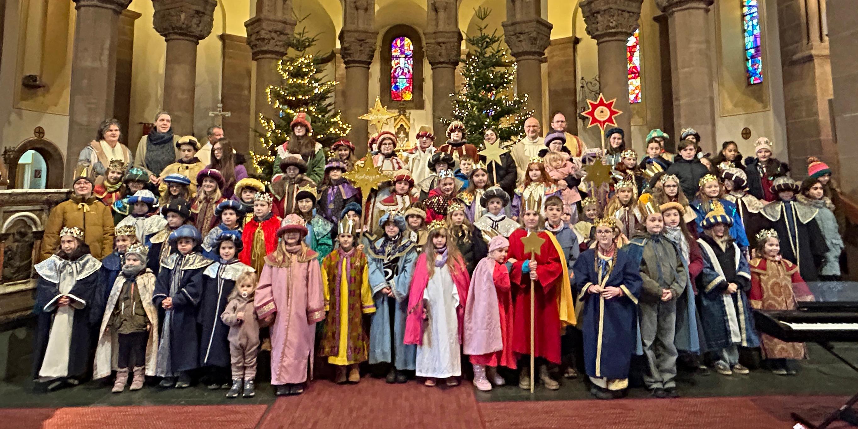 120 Sternsingerinnen und Sternsinger kamen zum Aussendungsgottesdienst nach Dillingen.