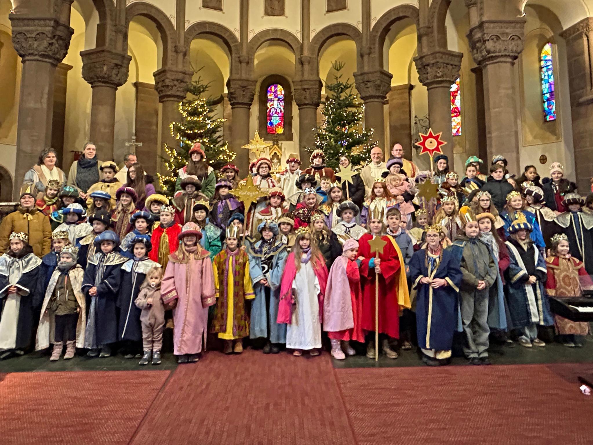120 Sternsingerinnen und Sternsinger kamen zum Aussendungsgottesdienst nach Dillingen.