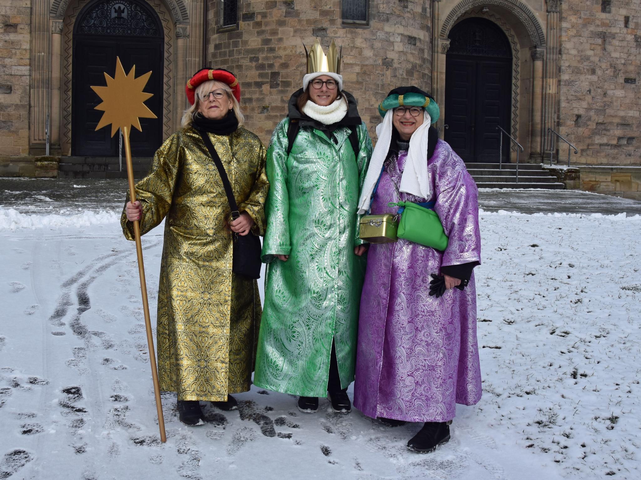 Christiane Boor, Nina Altpeter und Maria Altpeter waren in Lauterbach als Sternsingerinnen unterwegs.