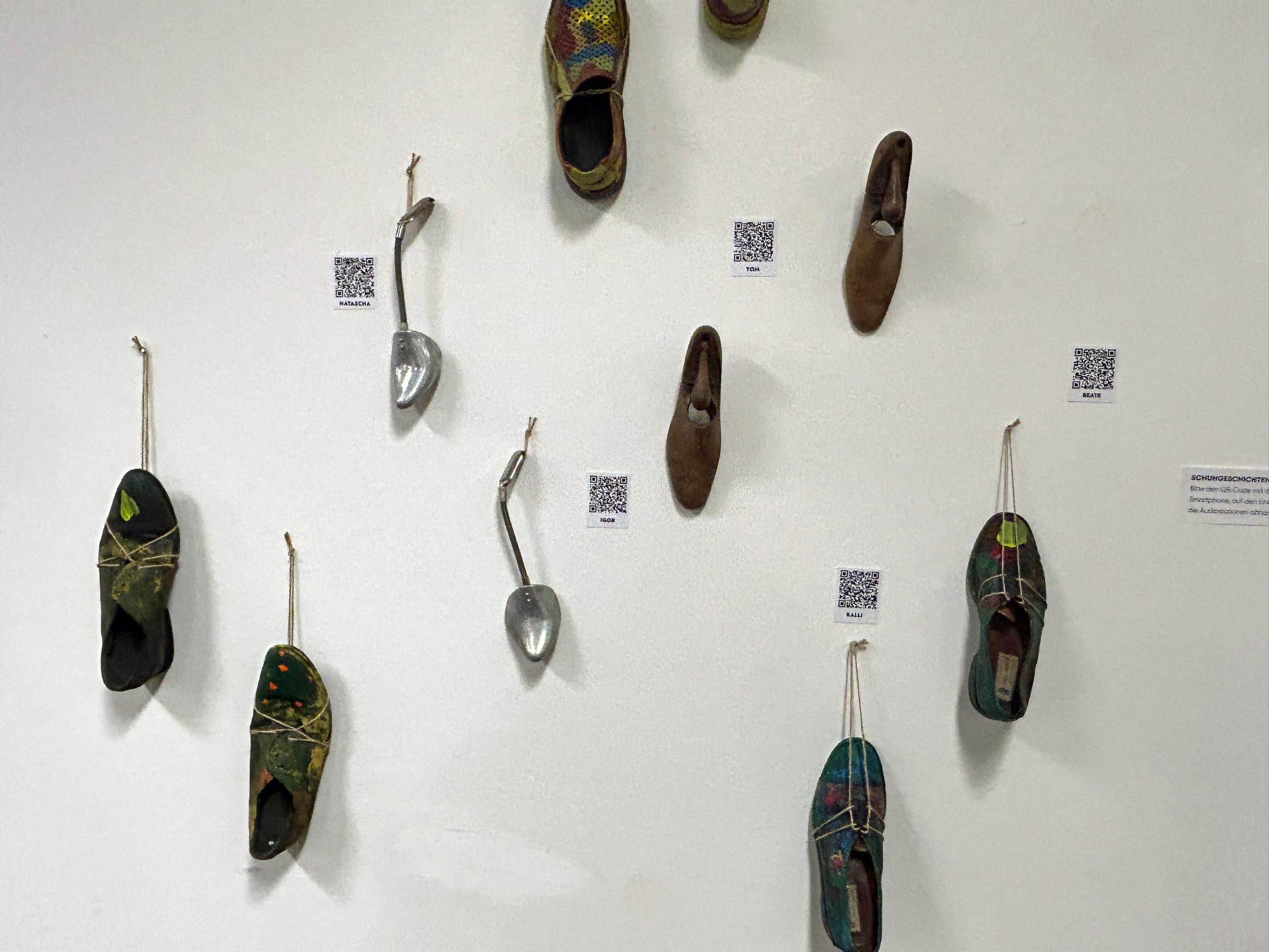 Schuhinstallation mit QR-Codes.